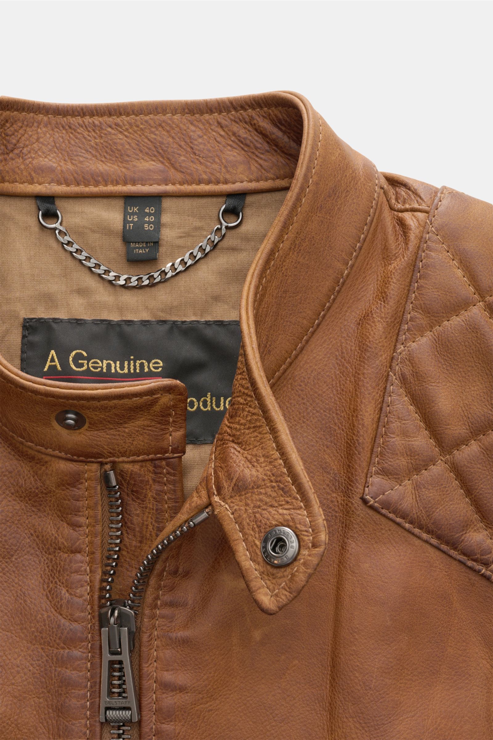 Belstaff Lederjacke 'Legacy Outlaw' braun, Nahaufnahme von Kragen, Reißverschluss und Stepppartien aus handgewachstem, wasserabweisendem Kalbleder.