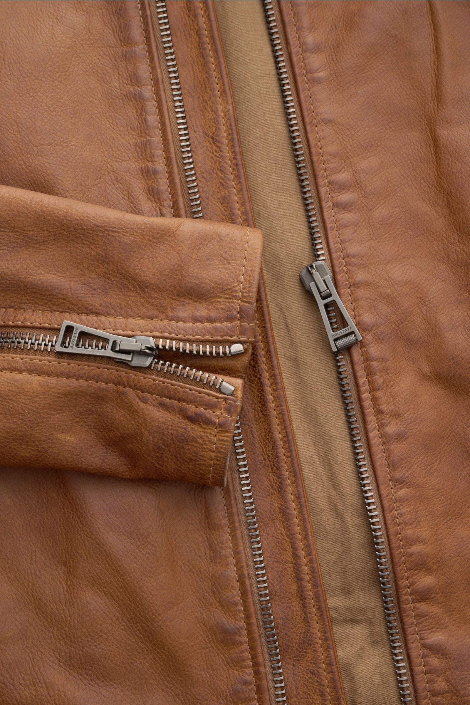 Belstaff Lederjacke 'Legacy Outlaw' braun aus handgewachstem, wasserabweisendem Kalbleder, Slim Fit, Metall-Reißverschluss, Zipper-Fronttasche.