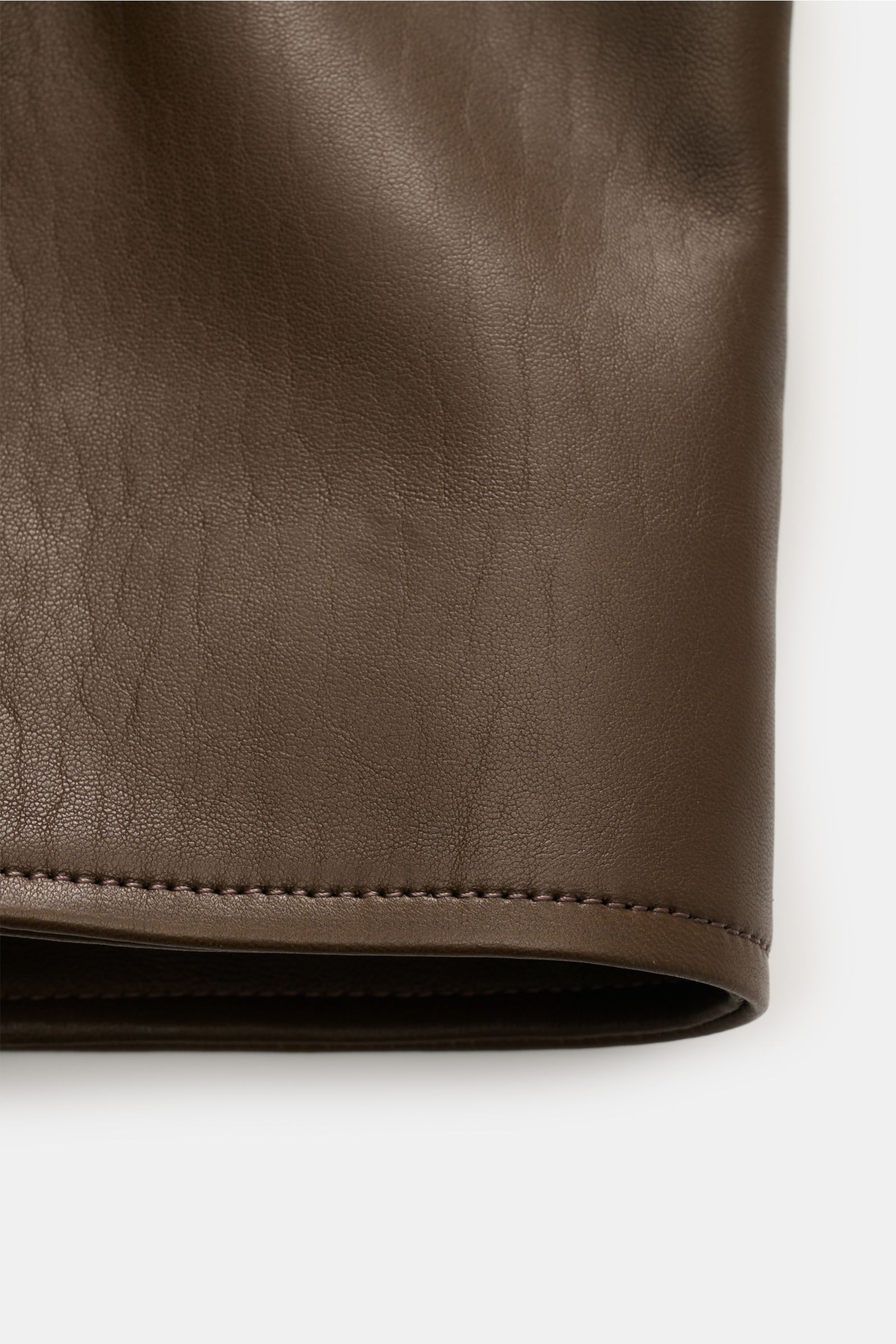 Close-up of the hem and texture of the Belstaff Leather jacket 'Track Racer' dark brown, photographed from the lower front side.

Description: 
A clean biker look from BELSTAFF: The leather jacket 'Track Racer' in soft lambskin embodies the spirit of a