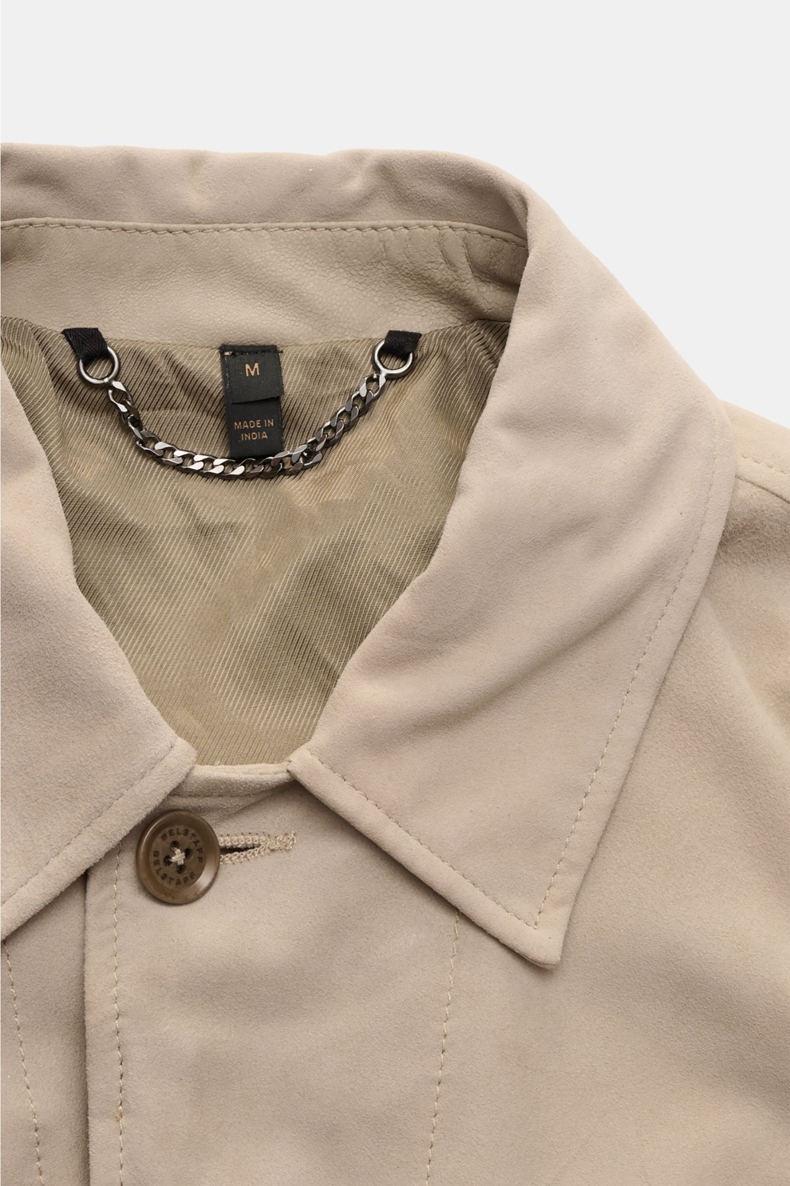 Close-up front view of Belstaff Suede jacket 'Waymark' sand in supple suede with turn-down collar, concealed button placket, and tonal lining.

Description: 
A versatile piece in supple suede: The hybrid 'Waymark' by BELSTAFF is a cool alternative piec