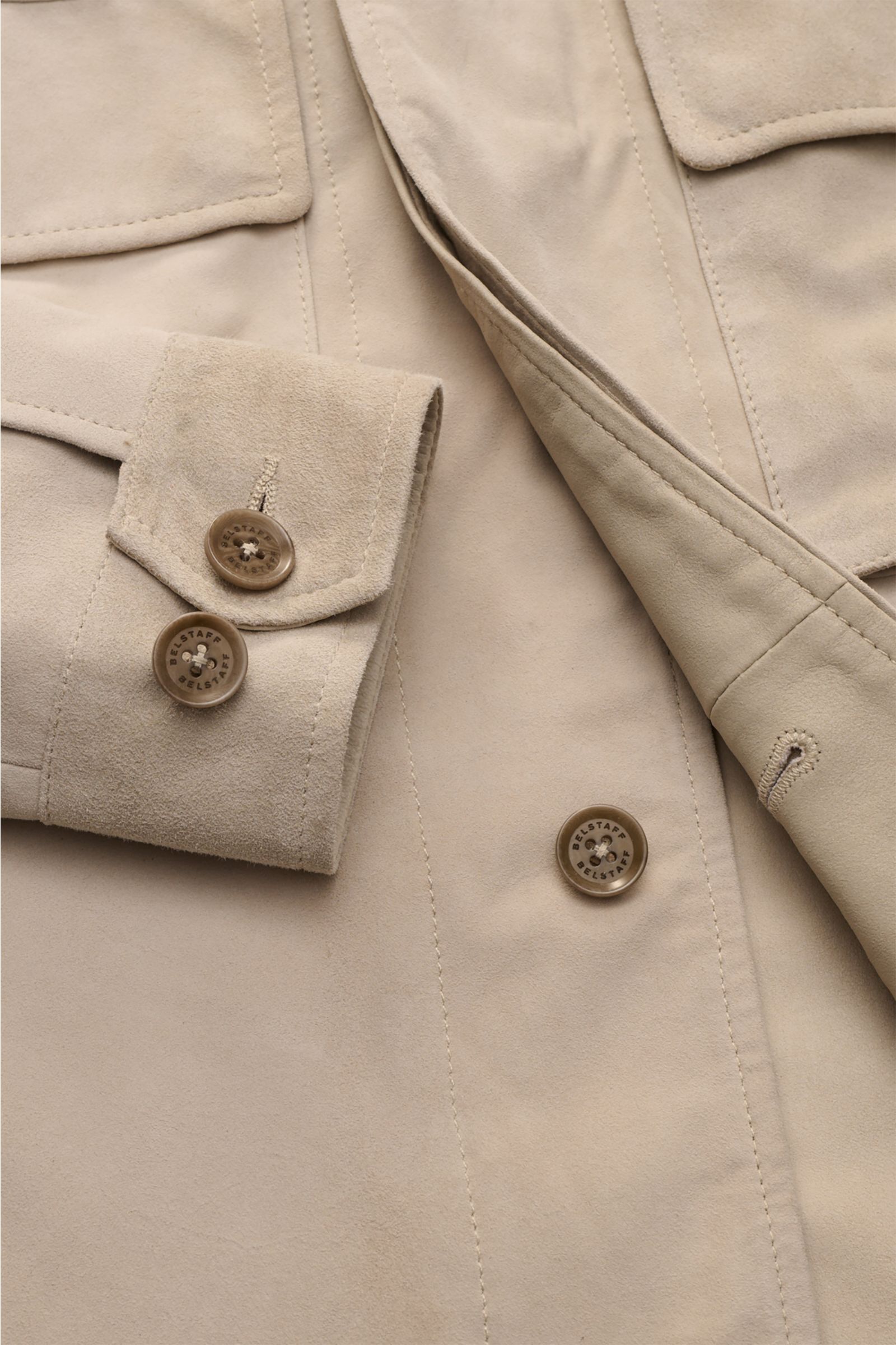 Close-up front view of the Belstaff Suede jacket 'Waymark' sand, showcasing supple suede, concealed button placket, and cuffed sleeves.

Description:  
A versatile piece in supple suede: The hybrid 'Waymark' by BELSTAFF is a cool alternative piece, whi