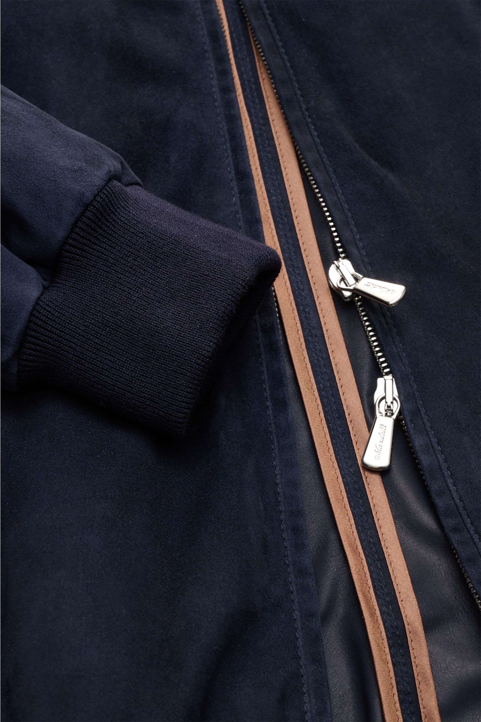 Nahaufnahme des Mandelli Veloursleder-Blouson navy von vorne, Details: Ziegen-Veloursleder, zwei-Wege-Reißverschluss, elastisches Ärmelbündchen.