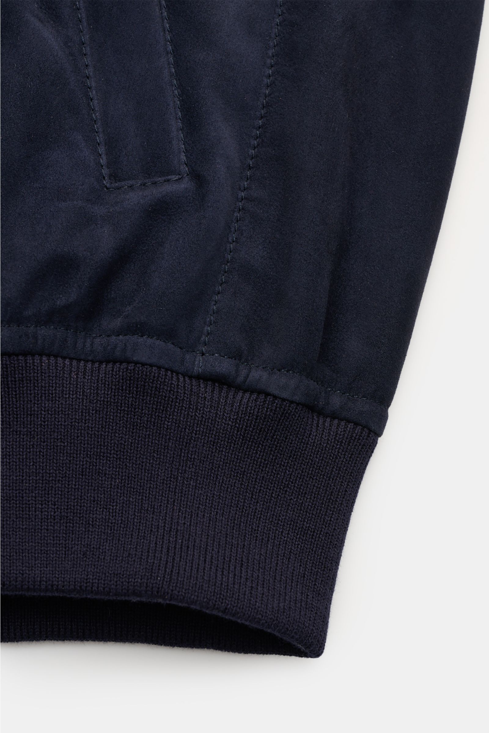 Alt-Tag (124 Zeichen):
Nahaufnahme des Mandelli Veloursleder-Blouson navy mit elastischem Saum, schräger Leistentasche und weichem Ziegen-Veloursleder.