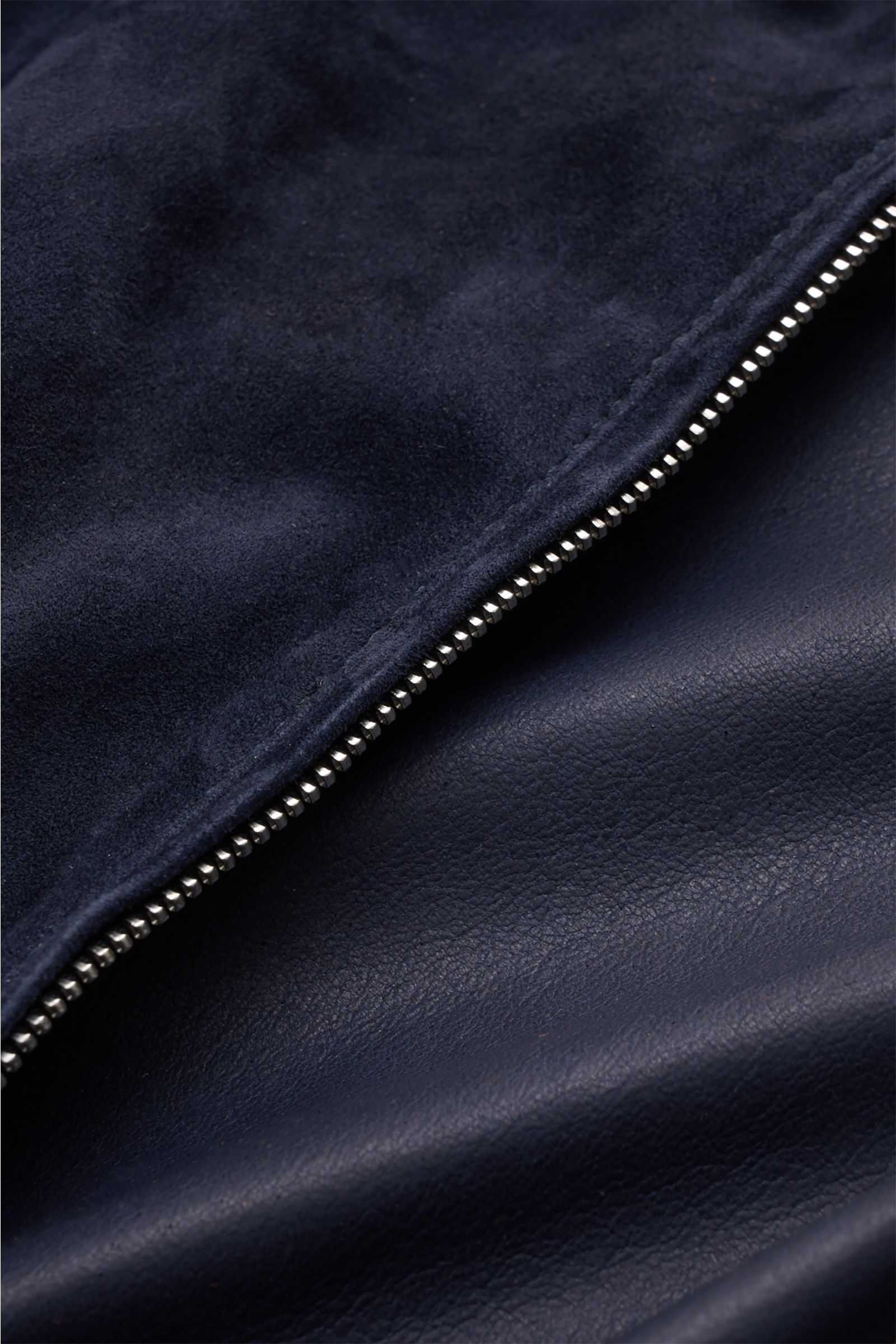 Nahaufnahme des Mandelli Veloursleder-Blouson navy mit Ziegen-Veloursleder, zwei-Wege-Reißverschluss und weichem Griff.