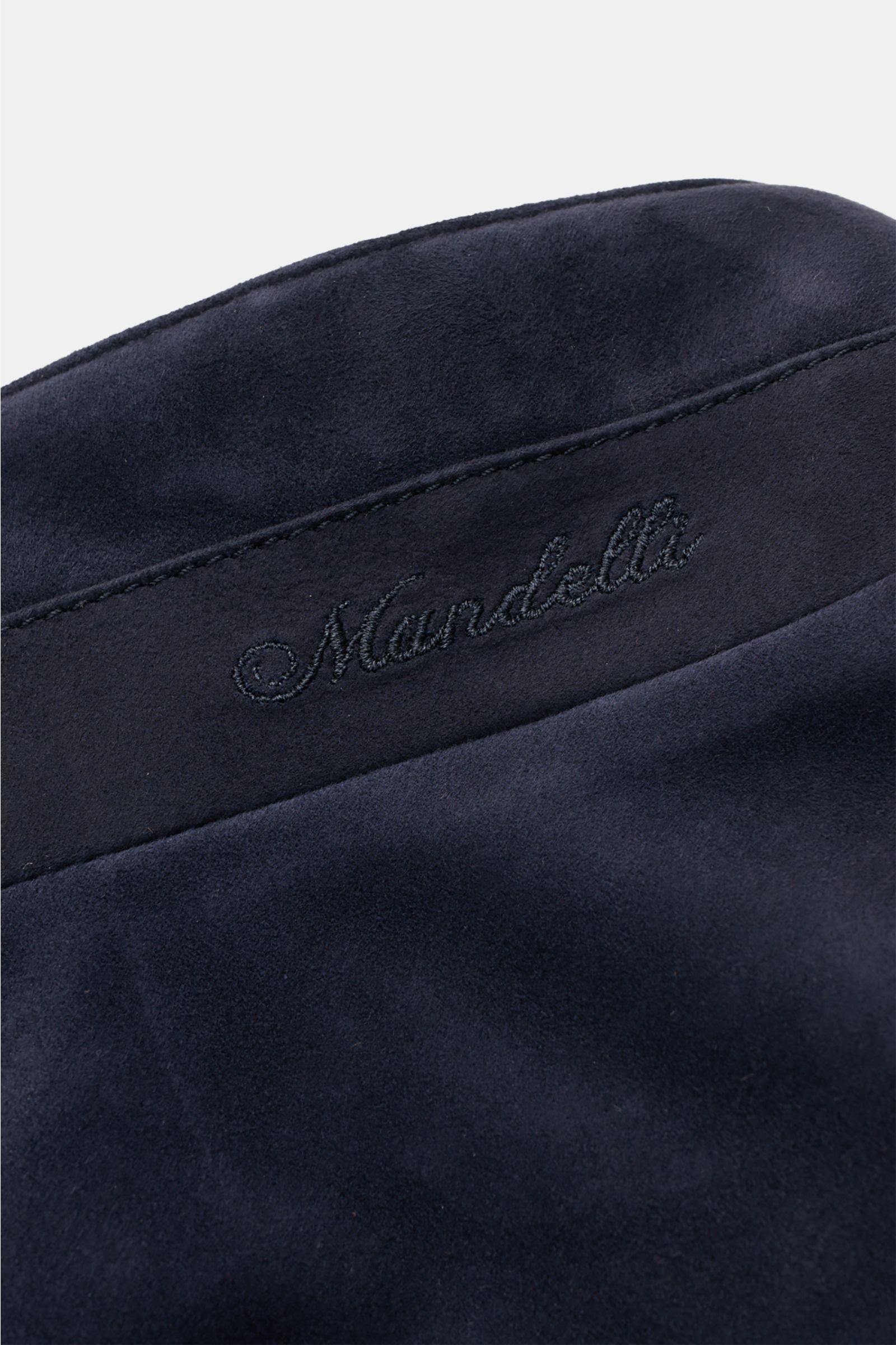 Nahaufnahme des navyfarbenen Mandelli Veloursleder-Blouson Slim Fit aus Ziegen-Veloursleder mit weichem Griff und gesticktem Logo am Kragen.