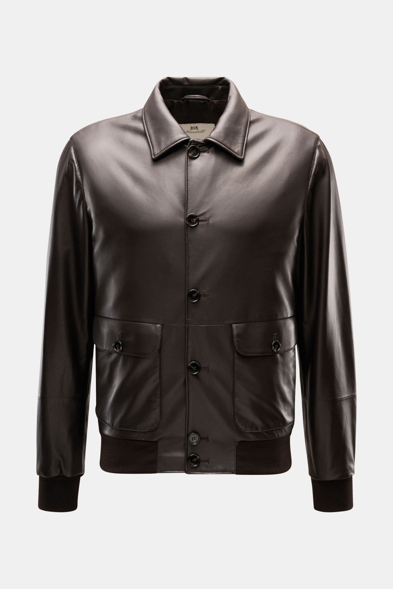 Mandelli Lederblouson dunkelbraun aus geschmeidigem Lammleder, Slim Fit, frontal fotografiert mit Umlegekragen, sechs Knöpfen und aufgesetzten Taschen.
