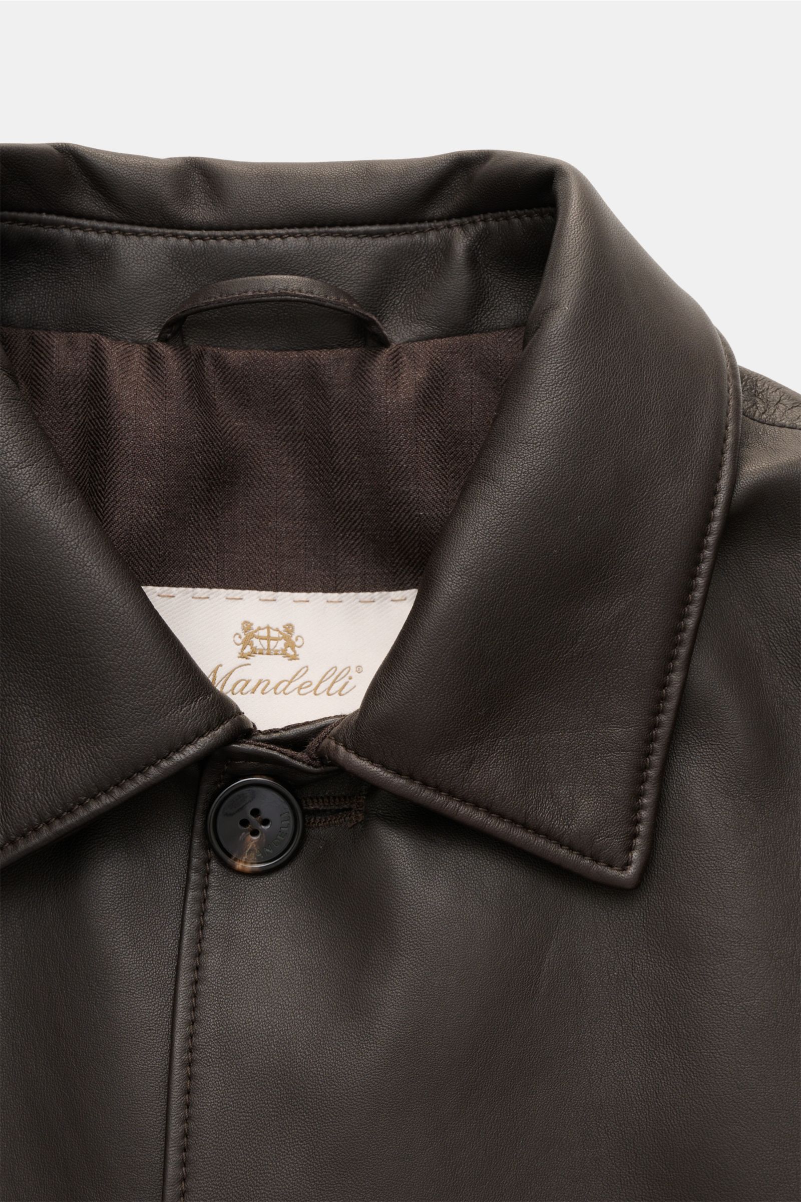 Nahaufnahme des Mandelli Lederblouson dunkelbraun aus geschmeidigem Lammleder mit Umlegekragen und sichtbarer Sechs-Knopf-Leiste.