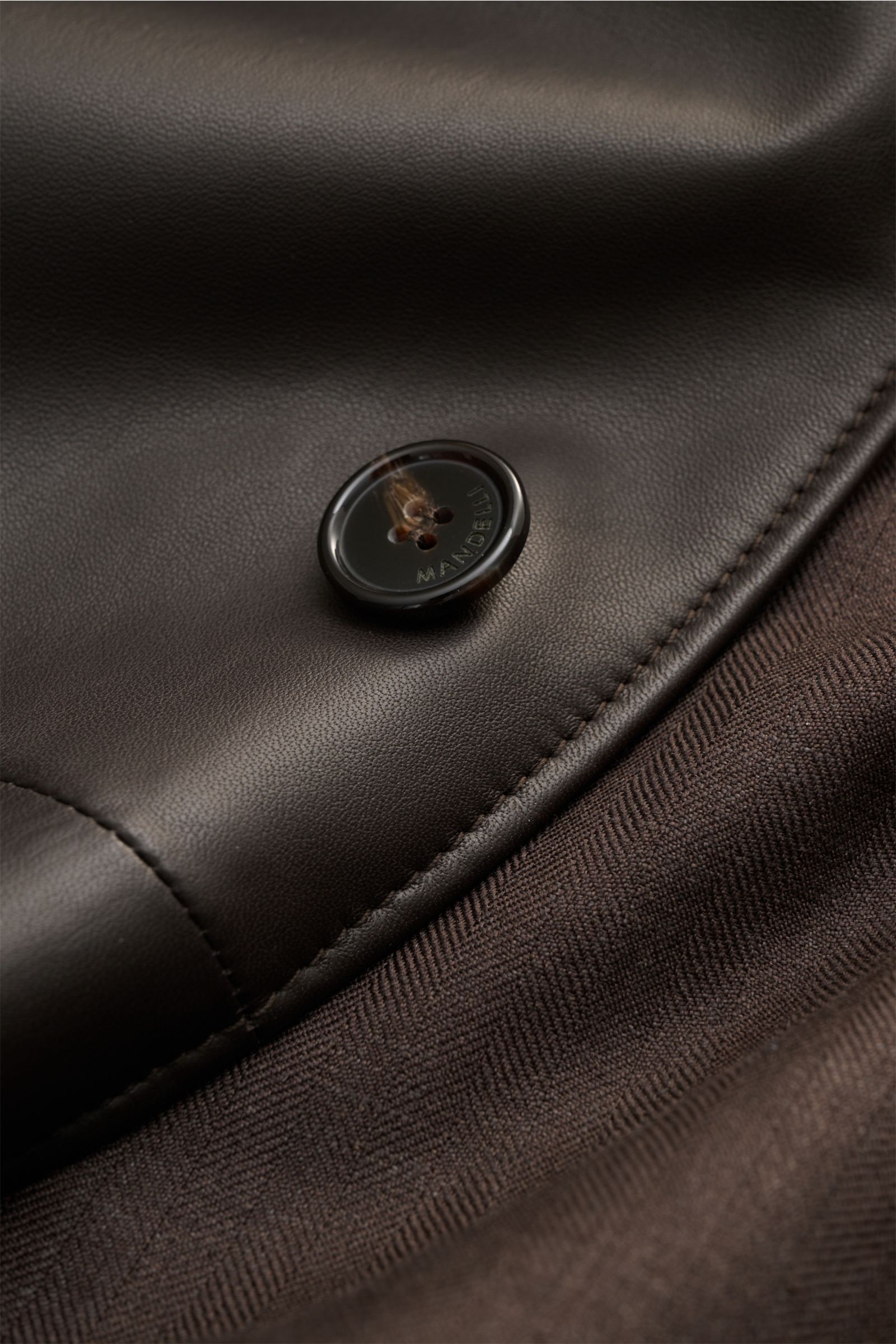 Nahaufnahme des Mandelli Lederblouson dunkelbraun aus geschmeidigem Lammleder mit Sechs-Knopf-Leiste und glattem Griff.