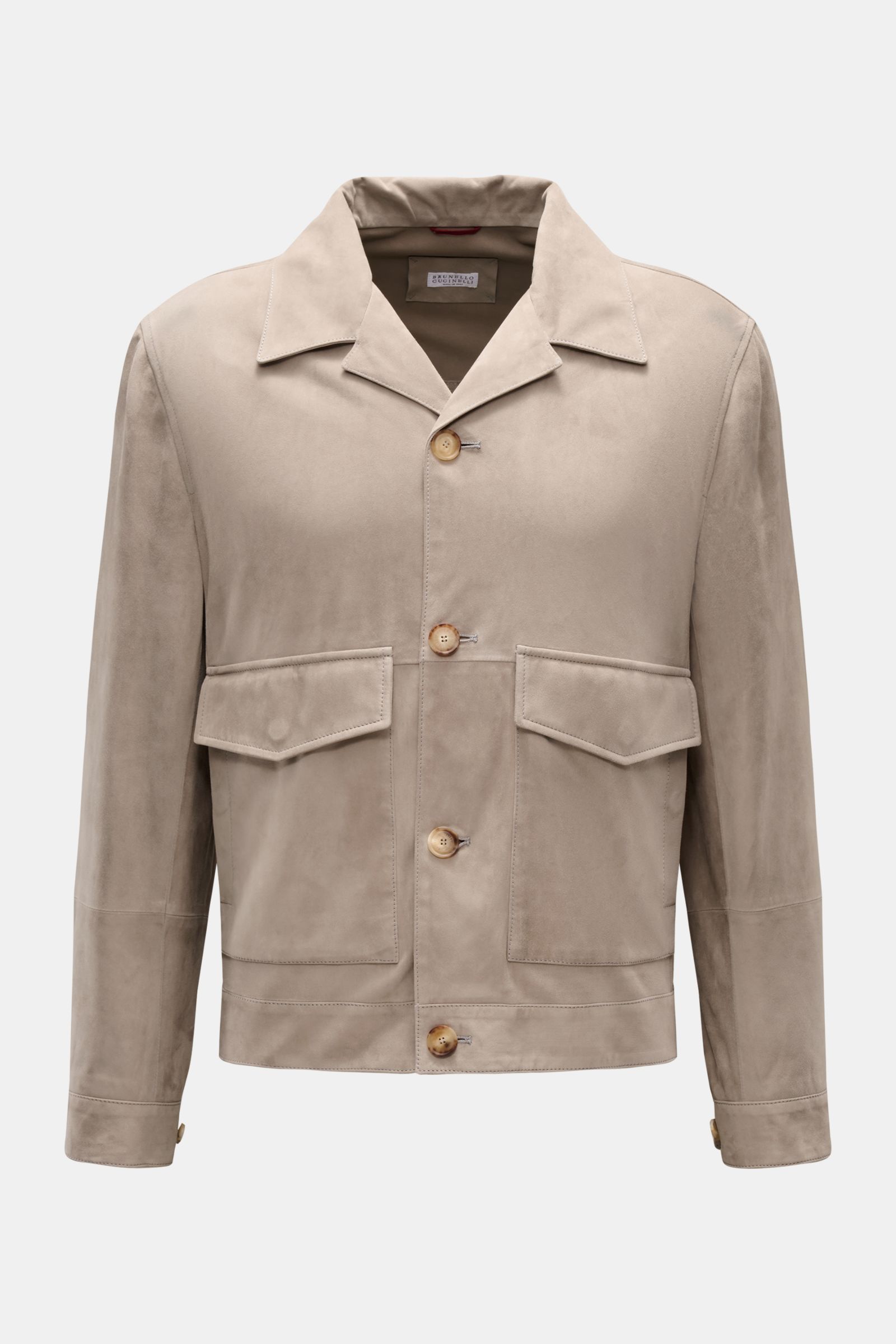 Brunello Cucinelli Velourslederjacke beige, Slim Fit, aus samtigem Veloursleder, ungefüttert, mit Fünf-Knopf-Leiste, Reverskragen, Front- und Eingriffstaschen, frontal fotografiert.
