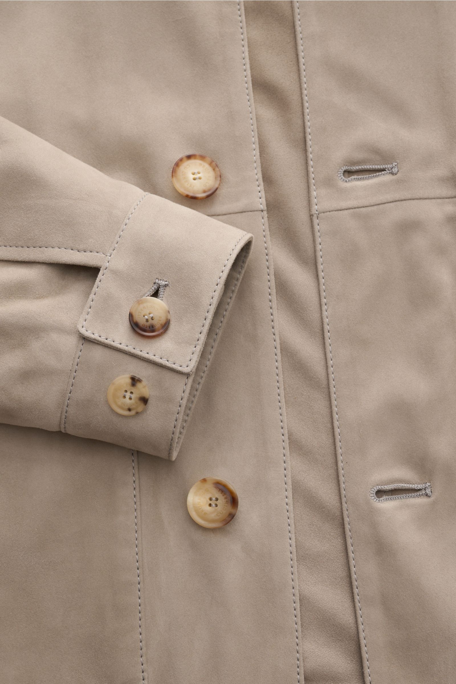 Brunello Cucinelli Velourslederjacke beige, Nahaufnahme von Knopfleiste, Reverskragen und Ärmel mit weichem Veloursleder, Slim Fit, ungefüttert.