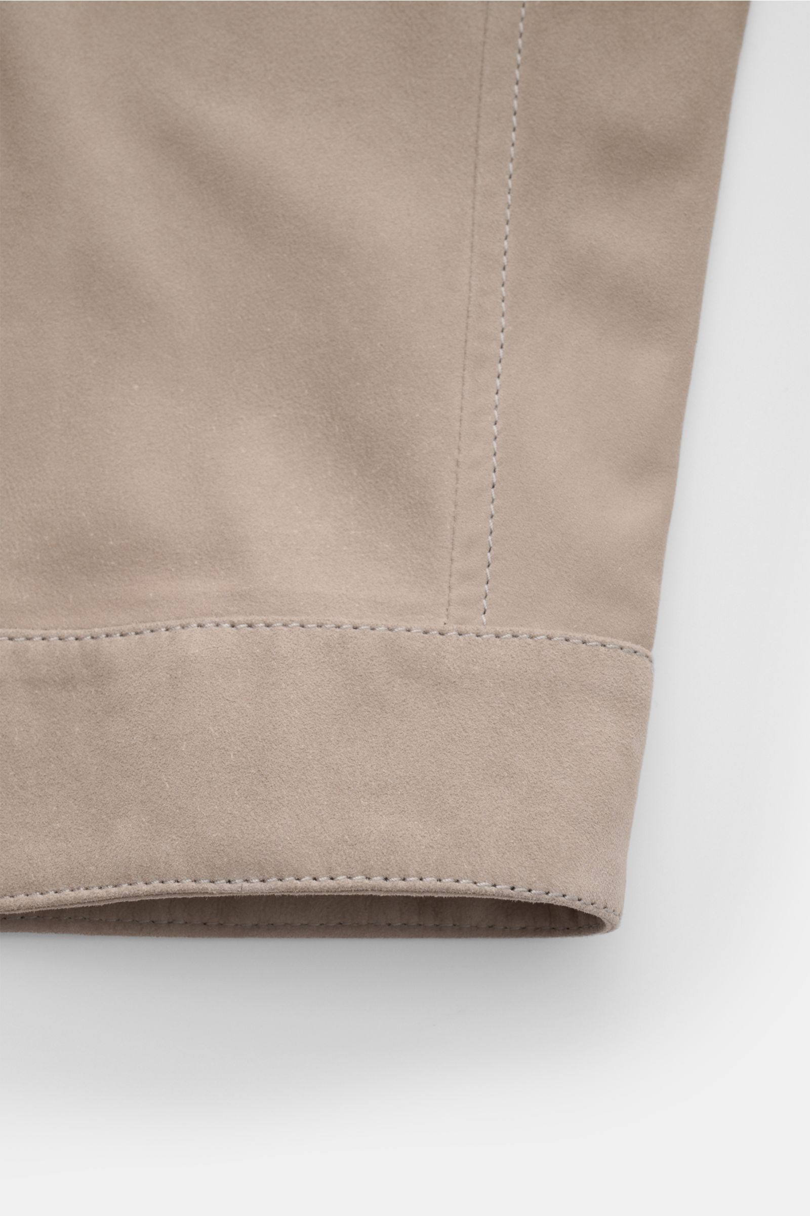 Beige Brunello Cucinelli Velourslederjacke im Slim Fit, Detailansicht der Ärmelkante mit feinstem, samtigem Veloursleder und Knopfverschluss.