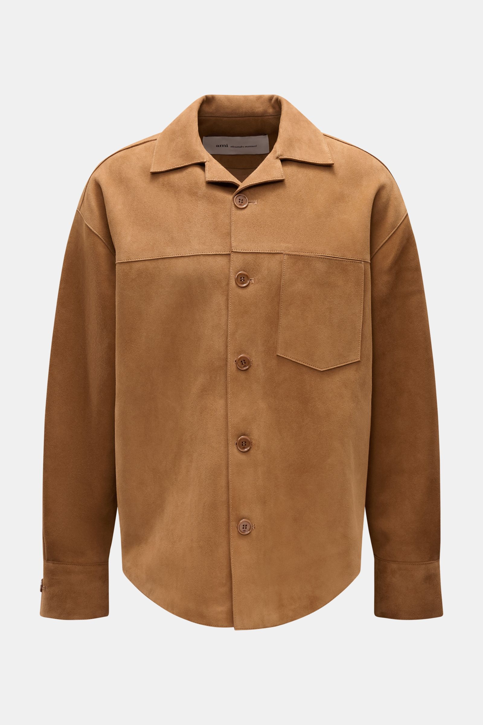 Front view of Ami Paris Veloursleder-Overshirt camel in soft, oversized velour leather with short collar, single chest pocket, five-button placket, sport cuffs, and rounded hem. Urban and casual, perfect with jeans and boots.  
Urban und lässig: Dieses