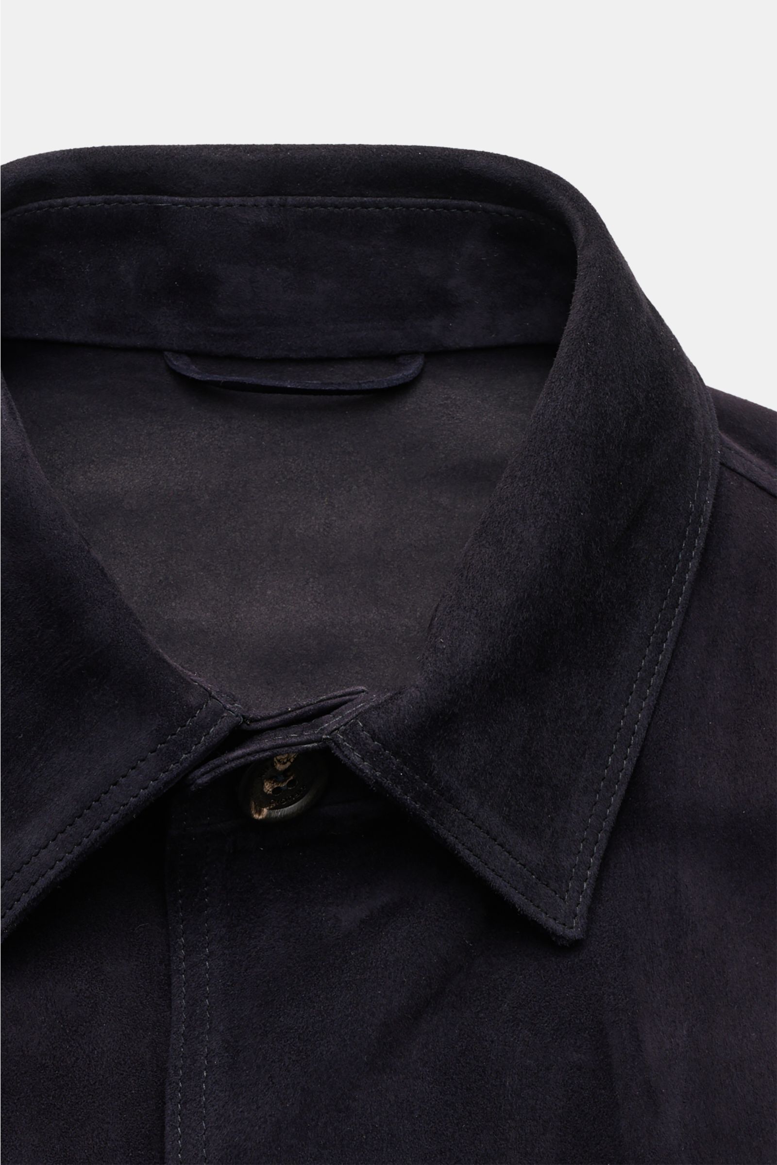 Nahaufnahme der Rifugio Velourslederjacke schwarz aus samtig-weichem Veloursleder, Slim Fit, Umlegekragen, Fünf-Knopf-Leiste, mit Taschen und Manschetten.