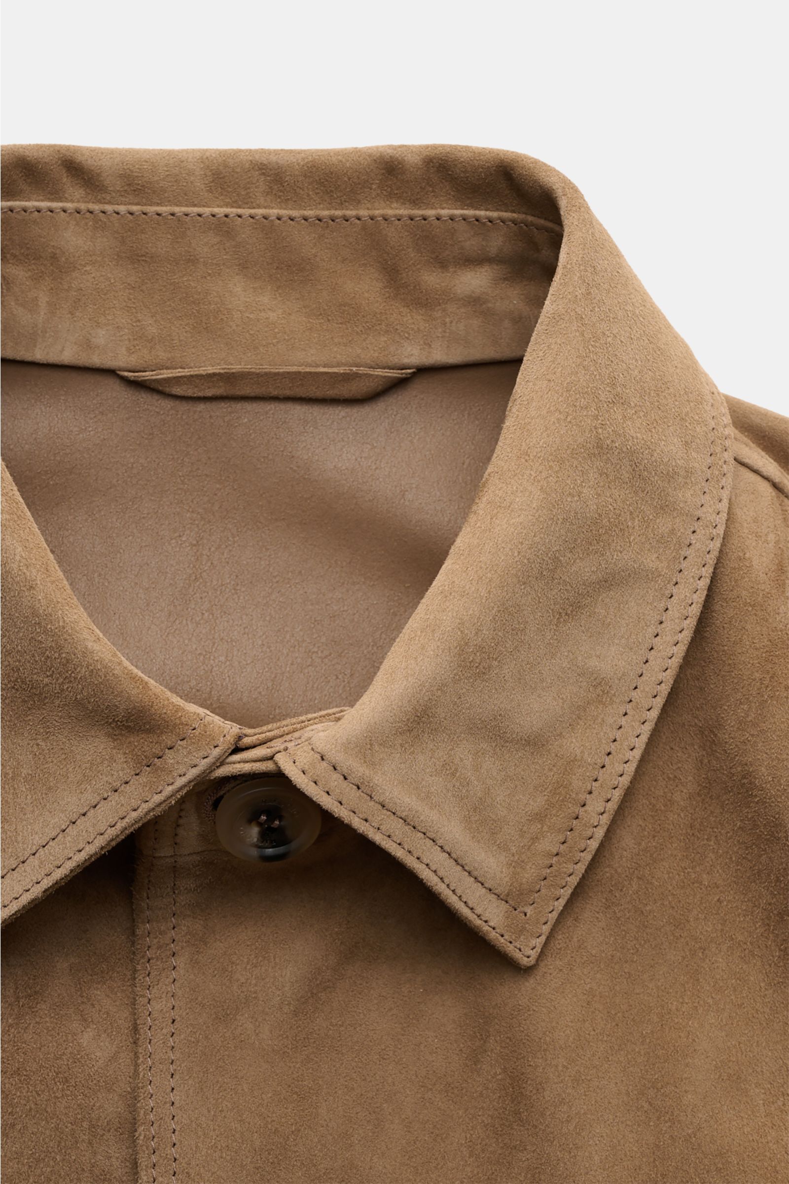 Rifugio Velourslederjacke hellbraun in Nahaufnahme von oben, zeigt samtig-weiches Veloursleder, Umlegekragen und Slim Fit Design.