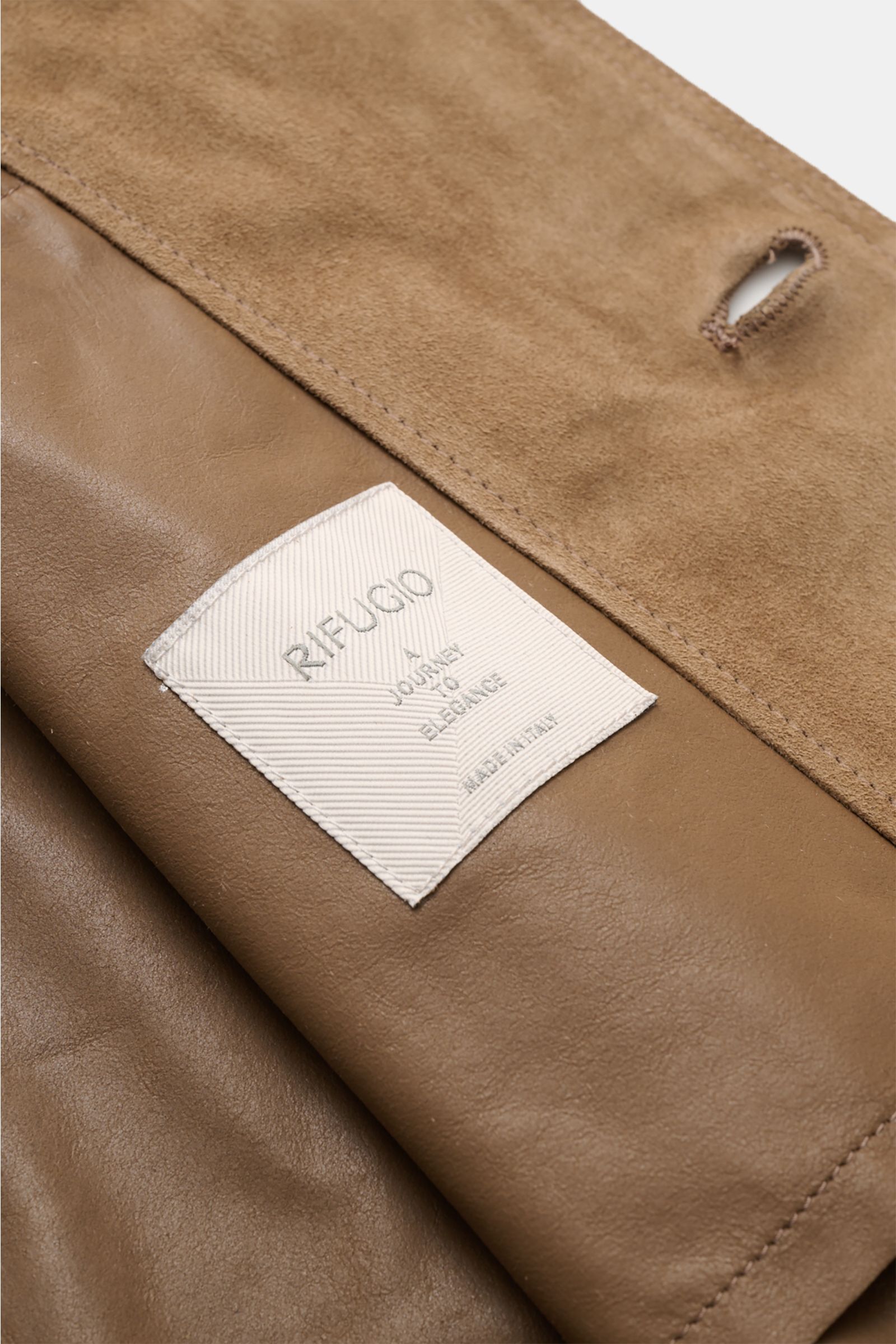 Rifugio Velourslederjacke hellbraun, Nahaufnahme Innenfutter mit Label, samtiges Veloursleder, weicher Griff, Unconstructed Design.