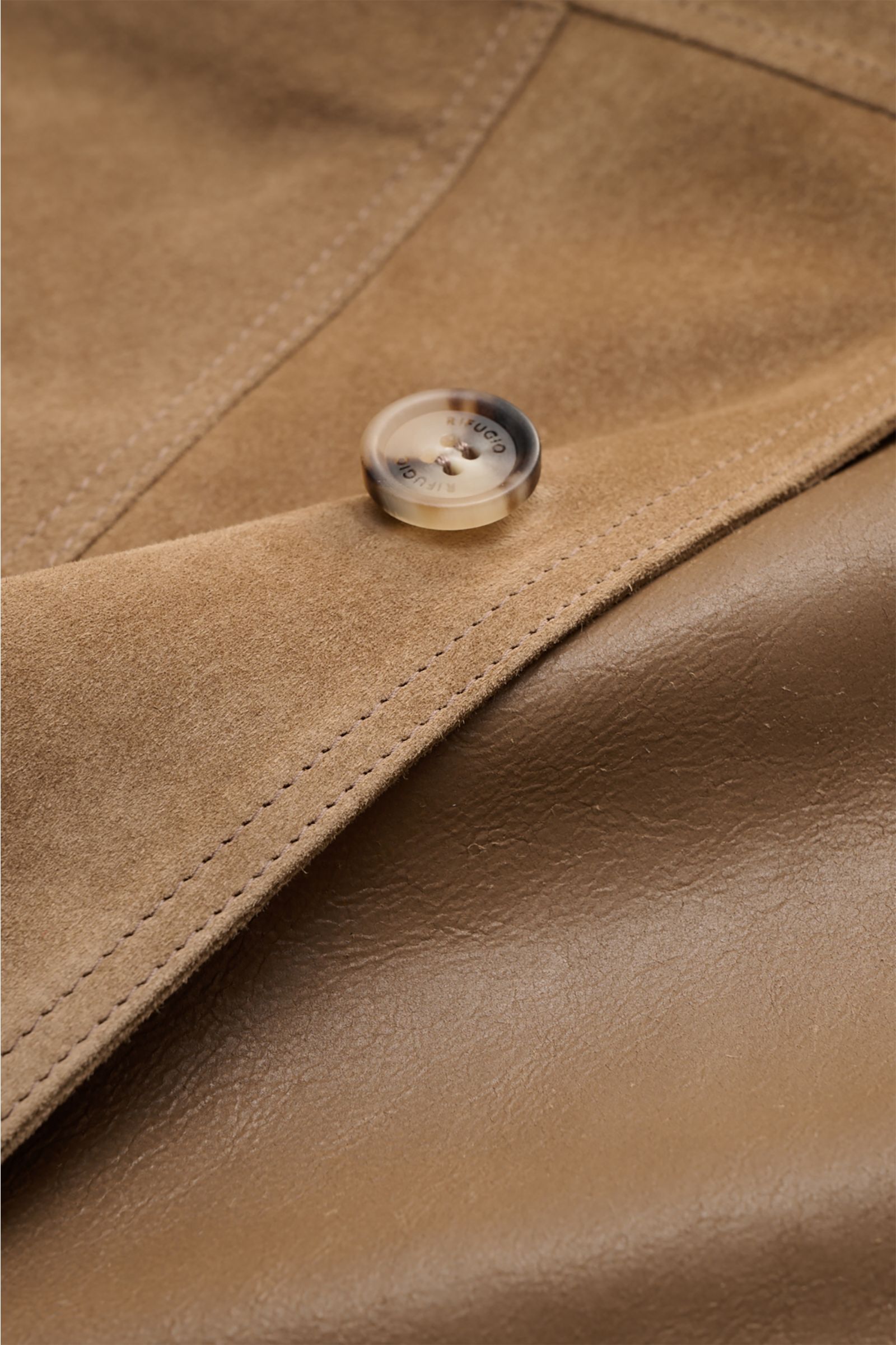 Nahaufnahme der Rifugio Velourslederjacke hellbraun mit samtig-weichem Veloursleder, sichtbarer Fünf-Knopf-Leiste und feiner Naht.