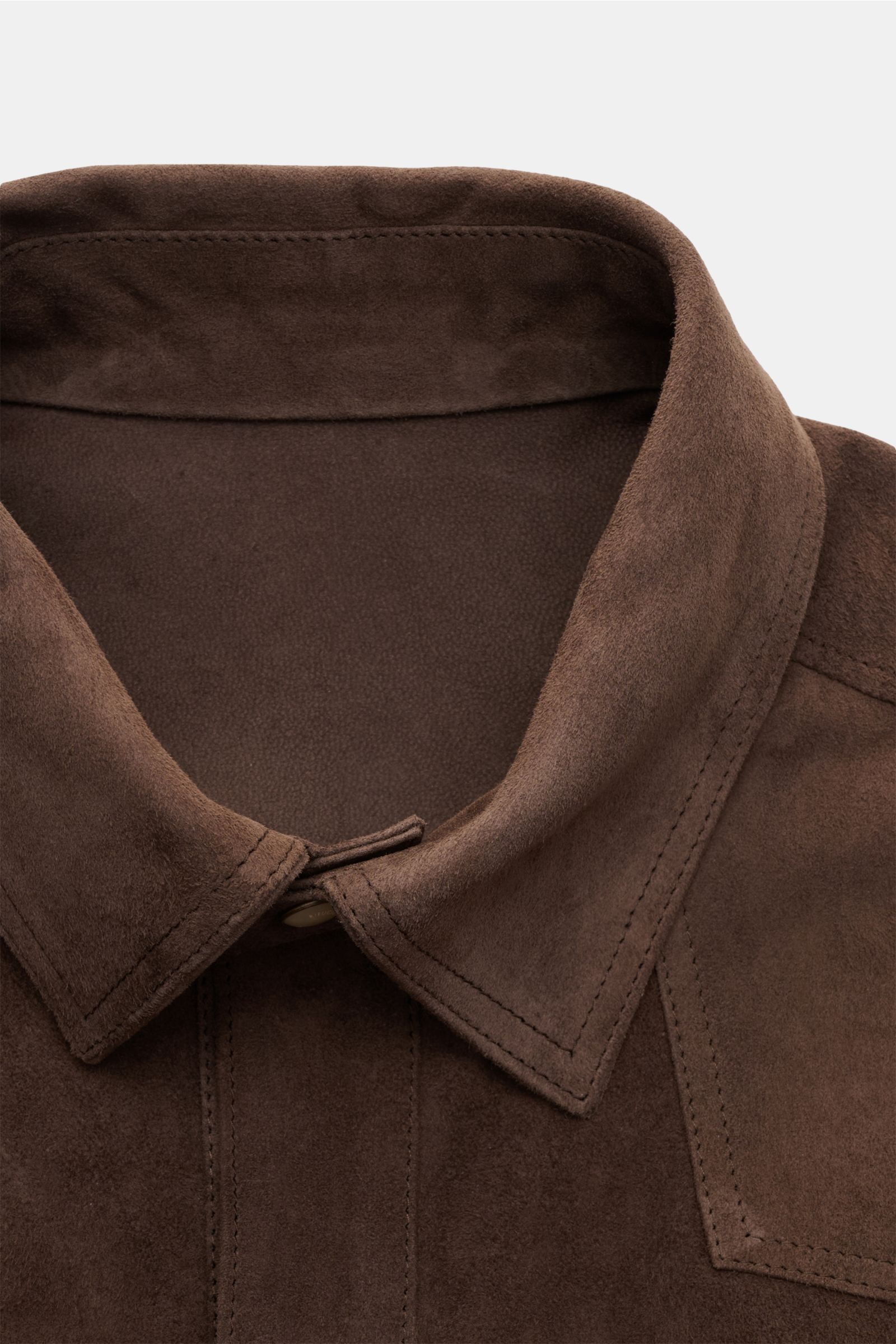 Nahaufnahme der Rifugio Velourslederjacke dunkelbraun aus geschmeidigem Lammvelours mit Umlegekragen, Slim Fit, Druckknopf-Leiste und Brusttaschen, frontal fotografiert.
