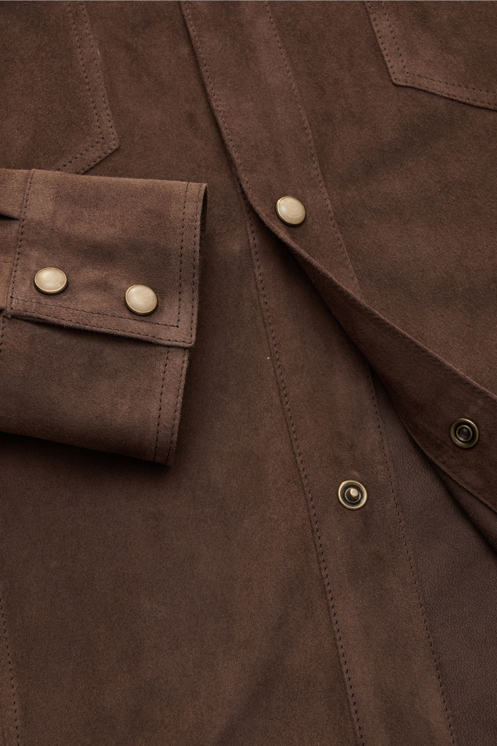 Nahaufnahme der Rifugio Velourslederjacke dunkelbraun aus geschmeidigem Lammvelours mit Slim Fit, Umlegekragen und Druckknopf-Leiste.