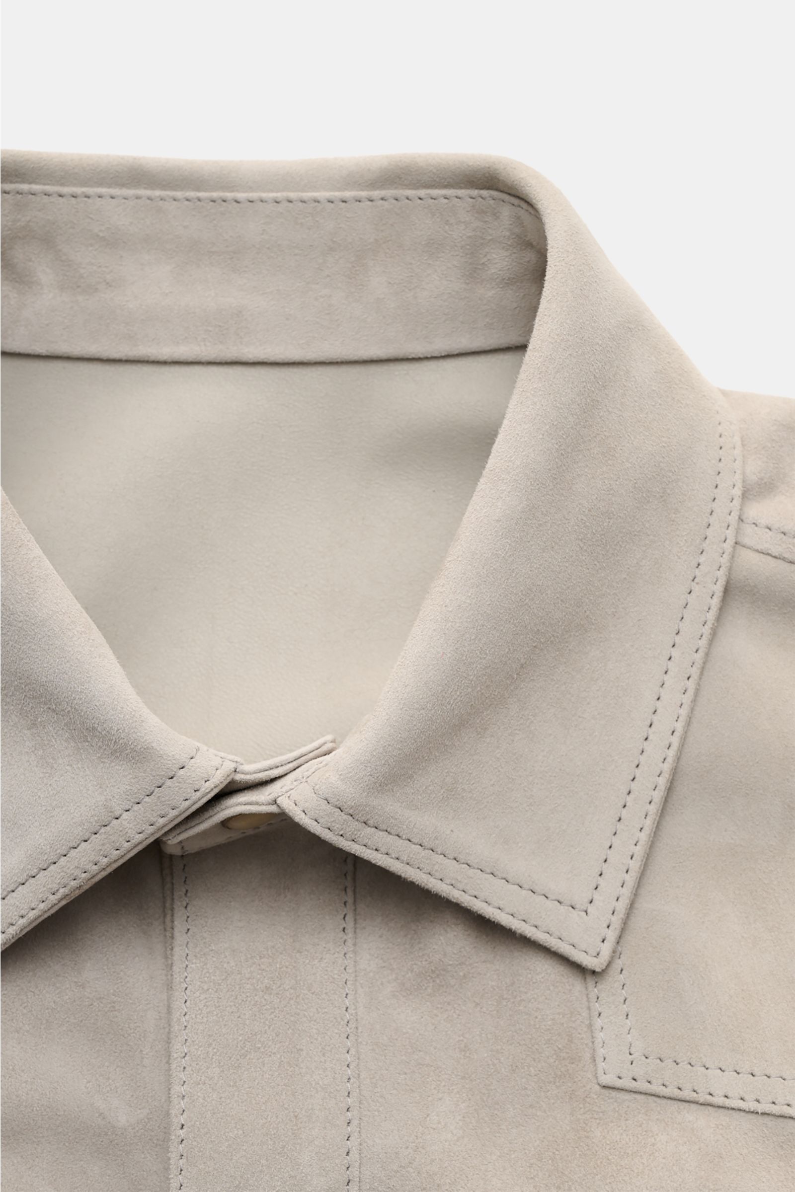 Nahaufnahme der Rifugio Velourslederjacke hellgrau aus geschmeidigem Lammvelours mit Umlegekragen, feinem Griff und Slim Fit, frontal fotografiert.