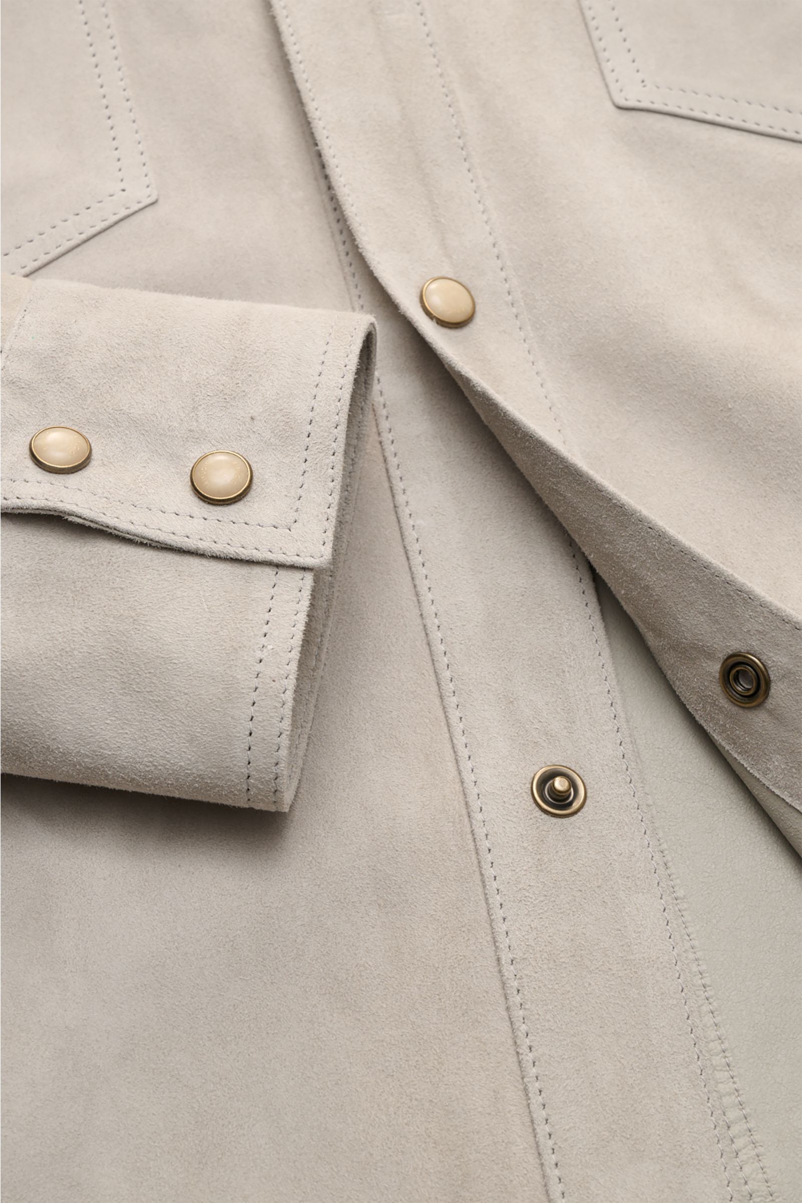 Nahaufnahme der Rifugio Velourslederjacke hellgrau aus feinstem Lammvelours mit Slim Fit, Umlegekragen, Brusttaschen und Druckknöpfen.