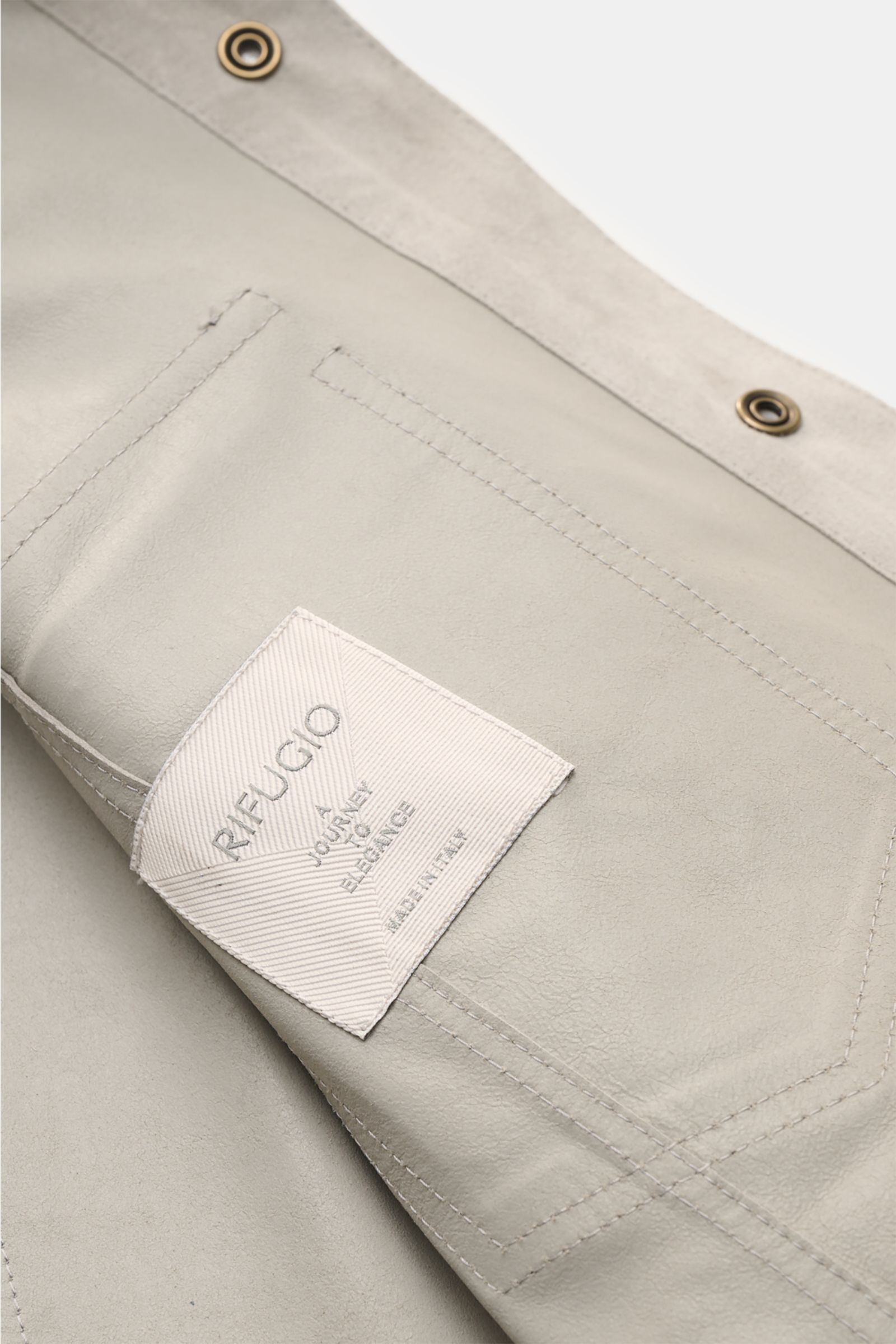 Rifugio Velourslederjacke hellgrau aus feinem Lammvelours, Detailansicht innen mit Naht, Druckknöpfen und Markenlabel, Slim Fit.
