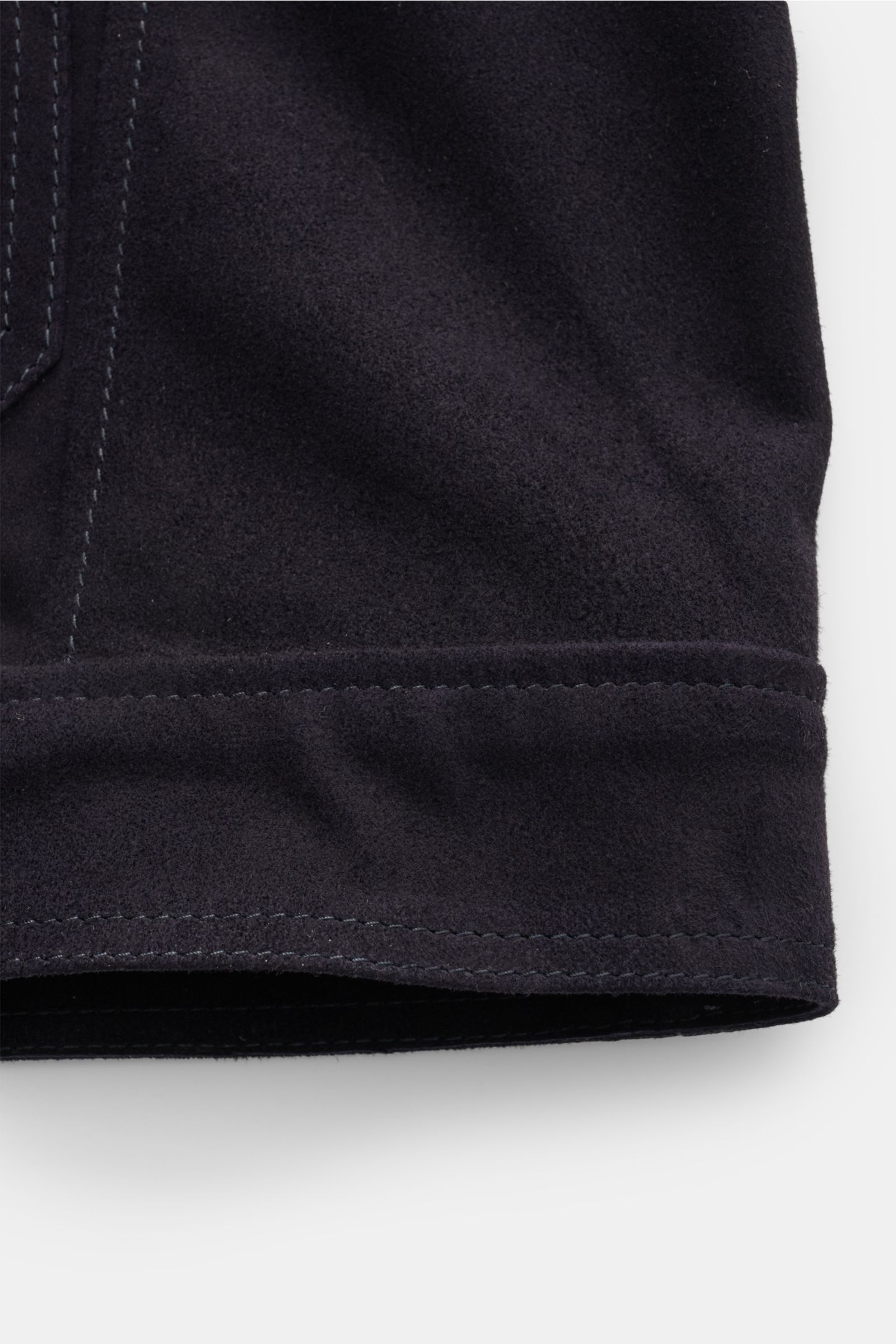 Close-up of the Rifugio Suede jacket dark navy showing smooth suede and fine stitching on the sleeve cuff from a side perspective. Confident elegance meets exquisite workmanship: This suede jacket by RIFUGIO fascinates in velvety-soft leather and a clean,