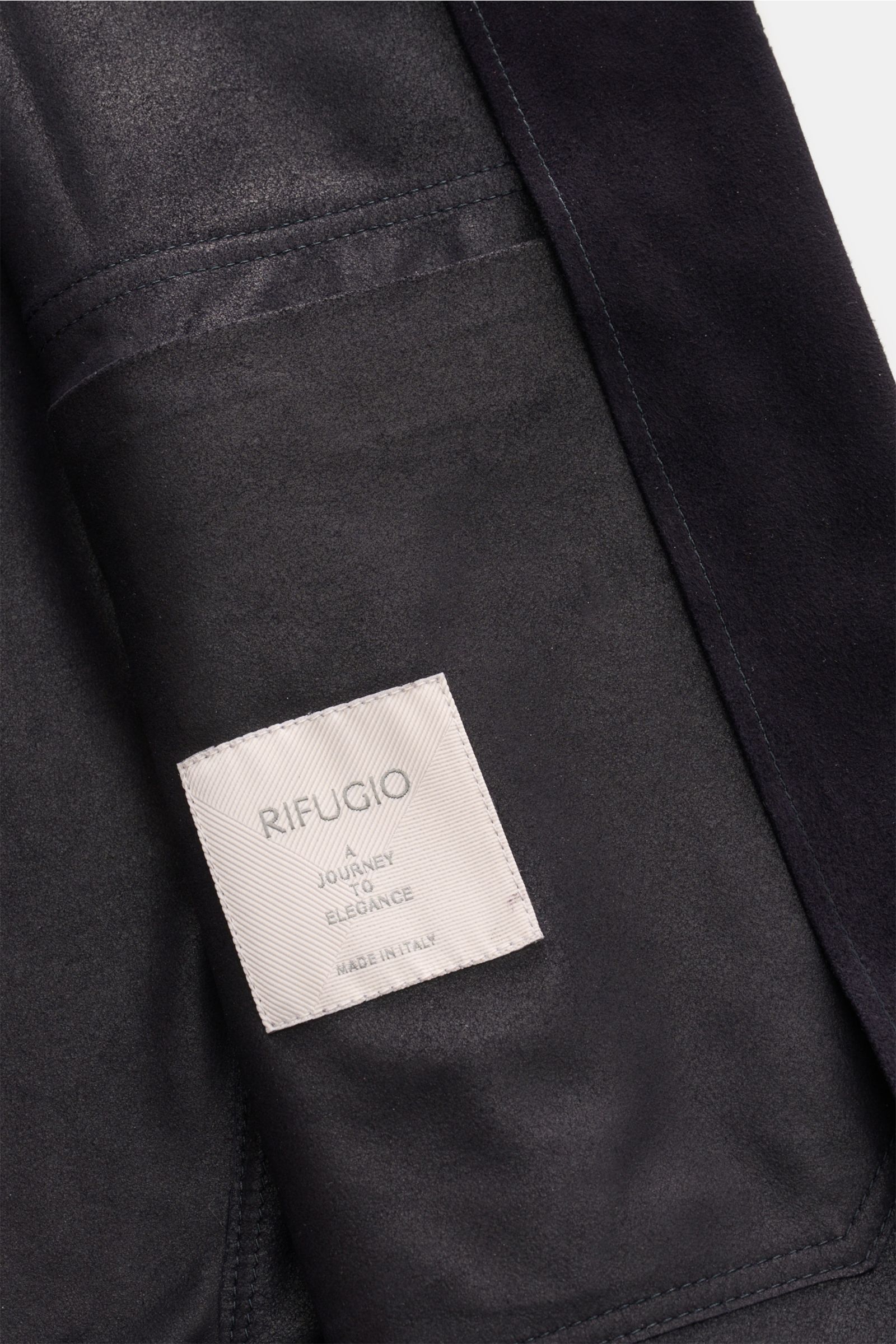 Close-up inside view of the Rifugio Suede jacket dark navy showing smooth suede, soft feel, and inner label. Confident elegance meets exquisite workmanship: This suede jacket by RIFUGIO fascinates in velvety-soft leather and a clean, timeless silhouette. 