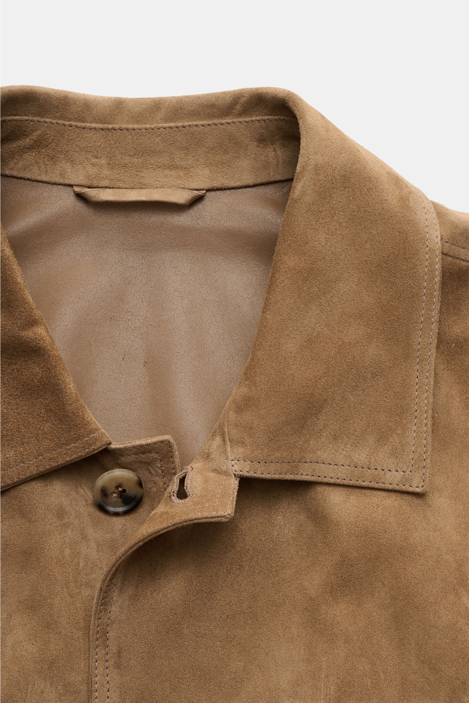 Nahaufnahme der Rifugio Velourslederjacke hellbraun mit samtig-weichem Veloursleder, Umlegekragen und sichtbarer Fünf-Knopf-Leiste, fotografiert von oben.