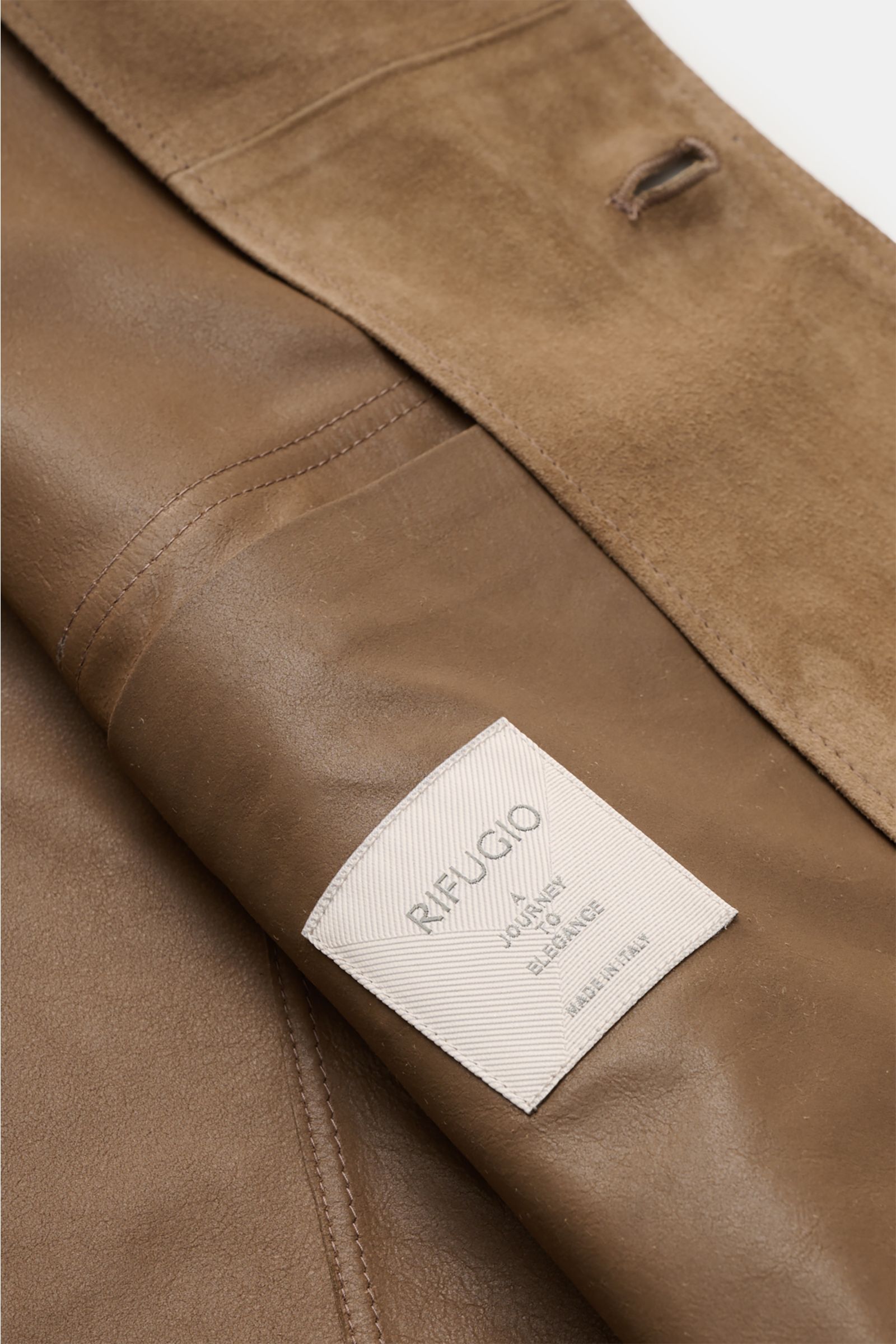 Nahaufnahme der Rifugio Velourslederjacke hellbraun von innen, zeigt samtig-weiches Veloursleder, Label und feine Nahtdetails.