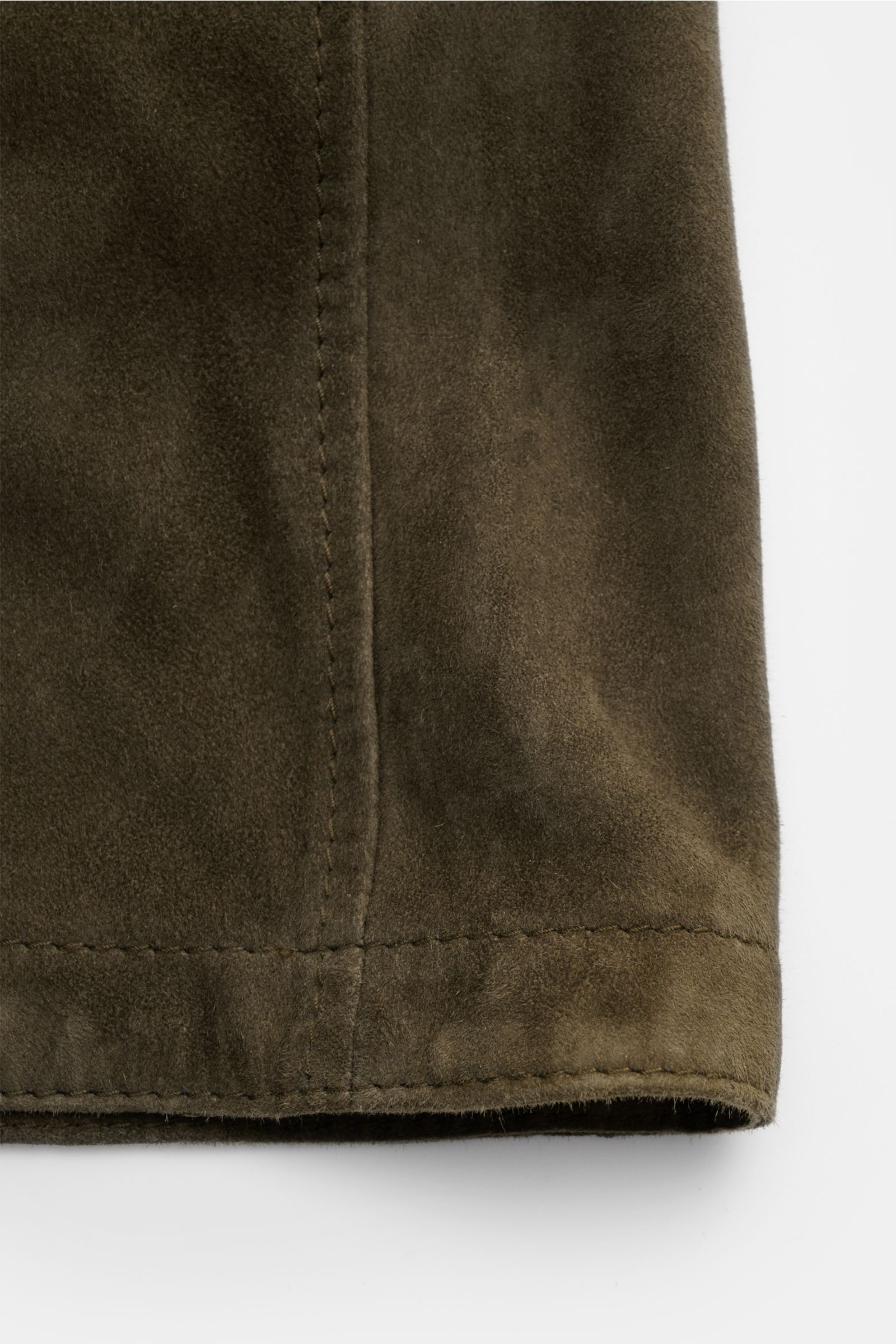Windsor Velourslederjacke 'Olfano' dark olive aus softem, ungefüttertem Ziegenvelours, Detailaufnahme der Manschette mit Knopf, Slim Fit, fünf Knöpfe.