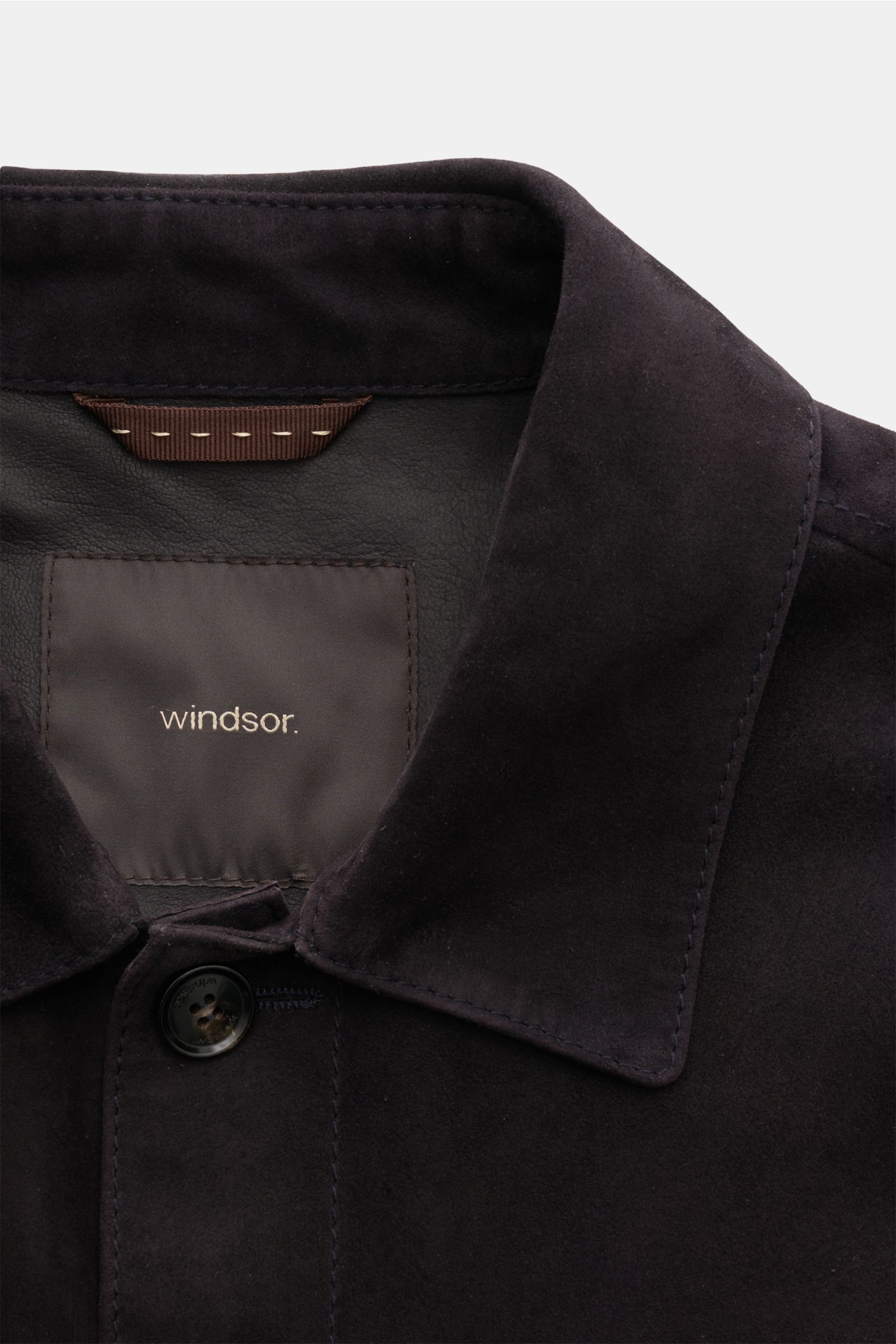 Close-up front view of Windsor Velourslederjacke 'Olfano' schwarz, a soft black goat suede leather jacket with slim fit, spread collar, and button. Die leichte Lederjacke 'Olfano' von WINDSOR aus feinem Ziegenvelours besticht durch ihren außergewöhnlich w
