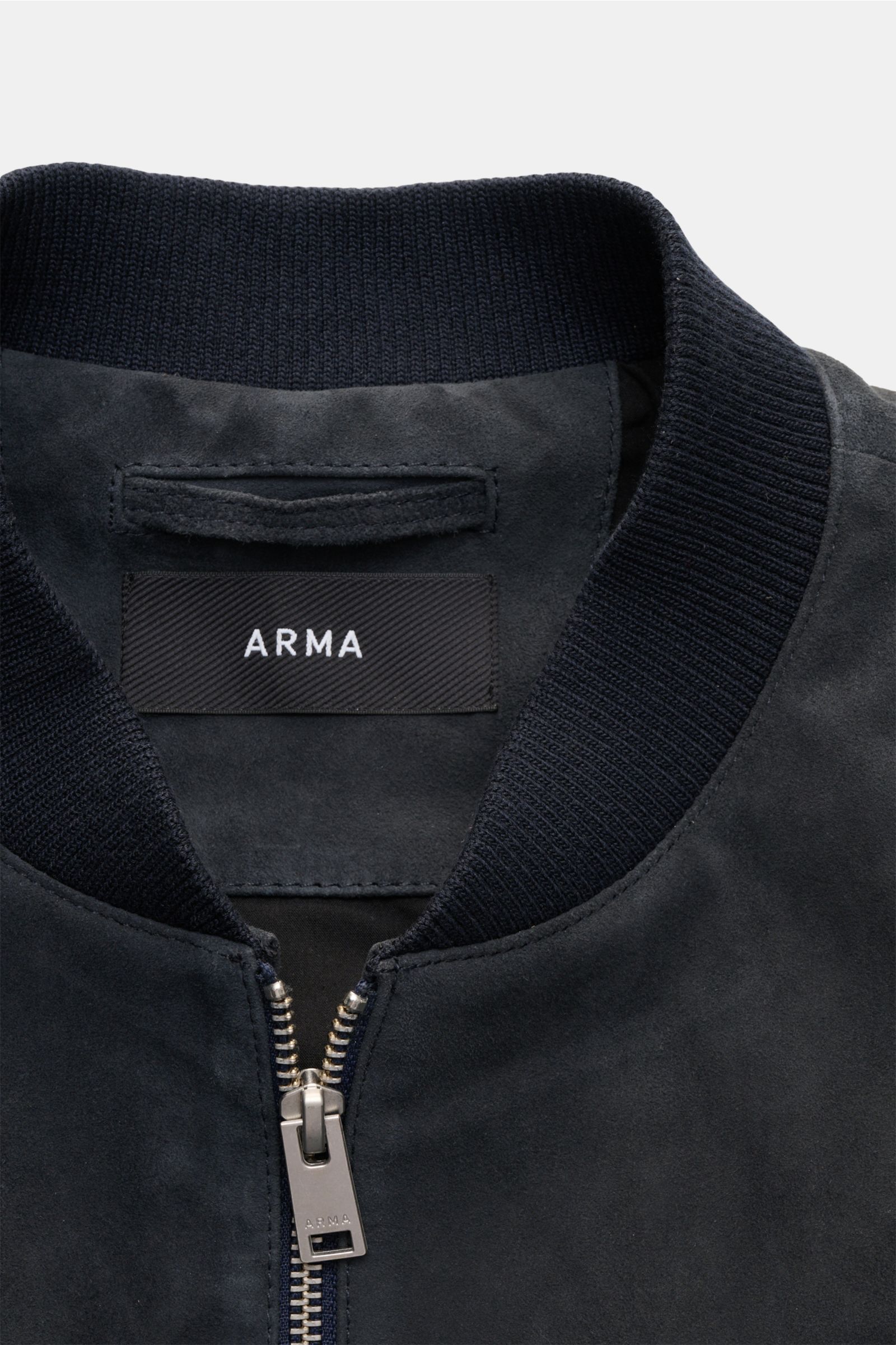 Arma Veloursleder-Blouson 'Didier' dark navy, Nahaufnahme von Kragen und Reißverschluss, feines Ziegenvelours, Slim Fit, elastische Rippbündchen, Zwei-Wege-Zipper.