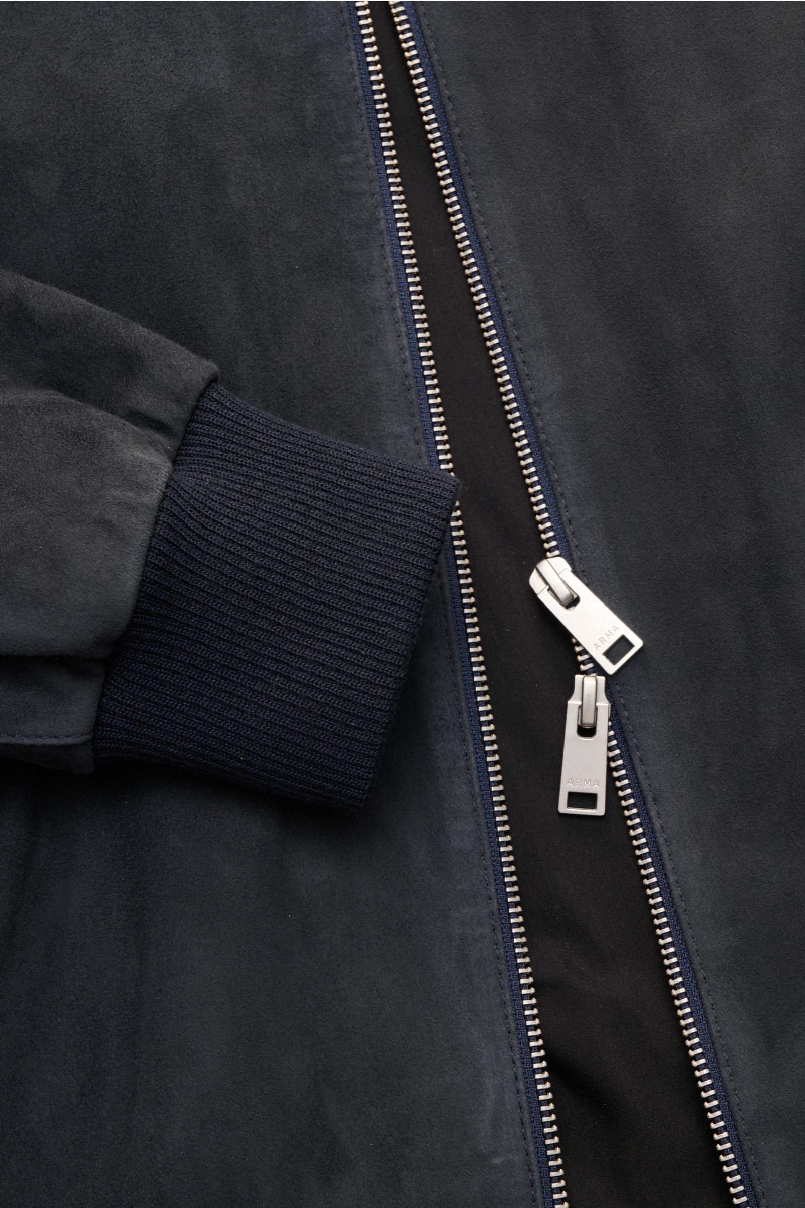 Arma Veloursleder-Blouson 'Didier' dark navy in Nahaufnahme von oben, zeigt feines Ziegenvelours, Zwei-Wege-Zipper und elastisches Rippbündchen.
