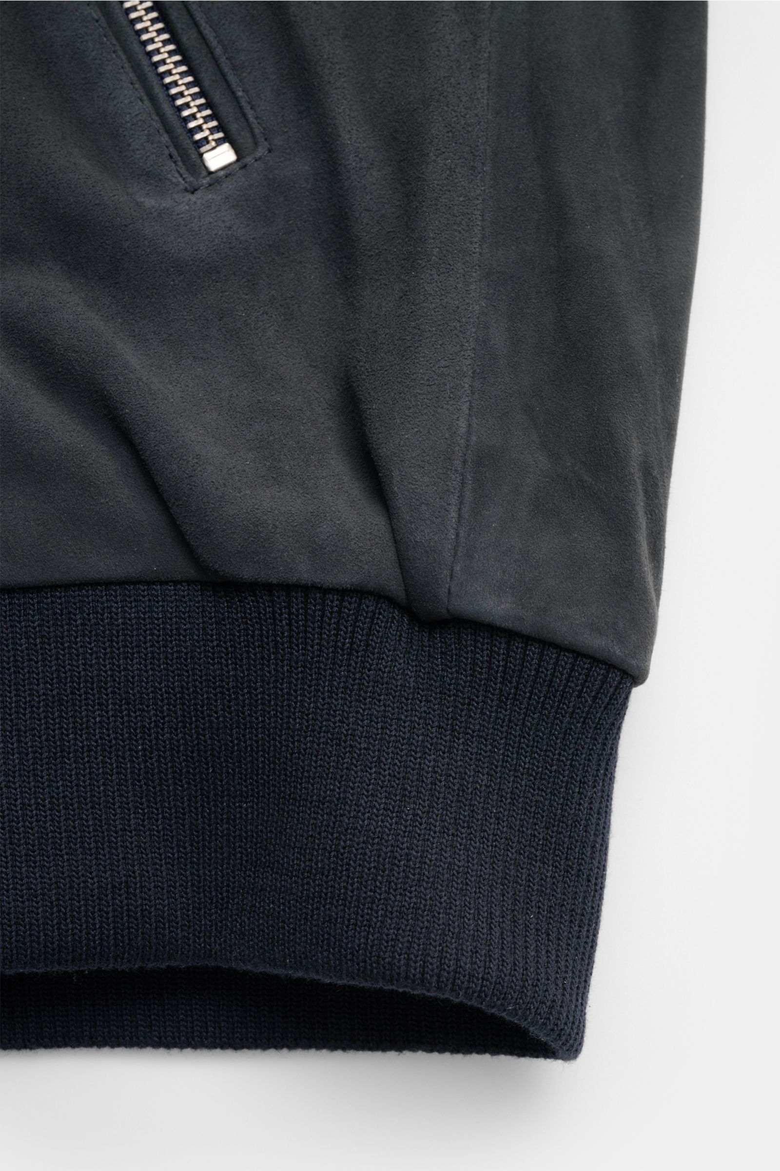 Arma Veloursleder-Blouson 'Didier' dark navy, Detailaufnahme von unten mit feinem Ziegenvelours, Rippbündchen und Zipper-Hüfttasche.