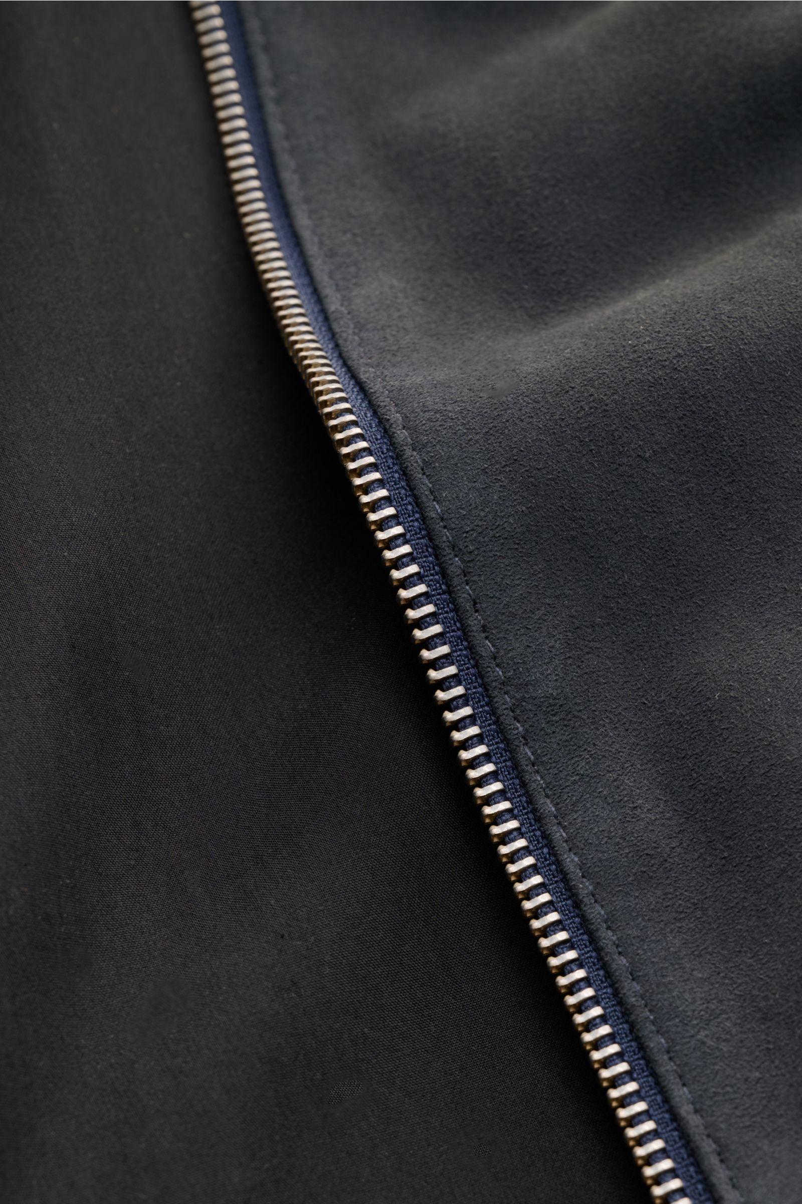 Arma Veloursleder-Blouson 'Didier' dark navy in Nahaufnahme von Reißverschluss und feinem Ziegenvelours, Slim Fit, Blousonkragen, Rippbündchen.