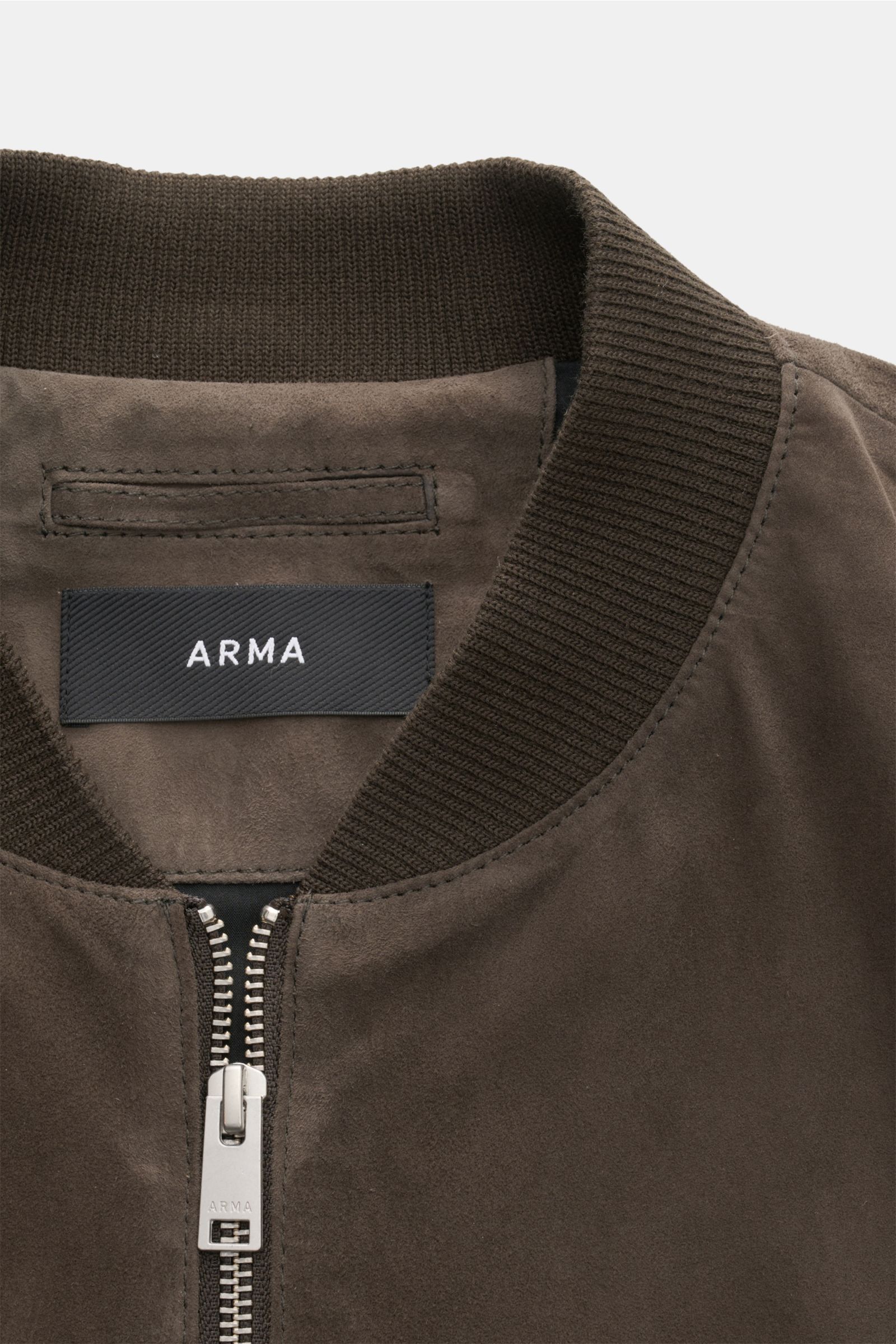 Arma Veloursleder-Blouson 'Didier' dunkelbraun, Detailaufnahme von oben, feines Ziegenvelours, markanter Blousonkragen, robuster Zwei-Wege-Zipper, elastische Rippbündchen.