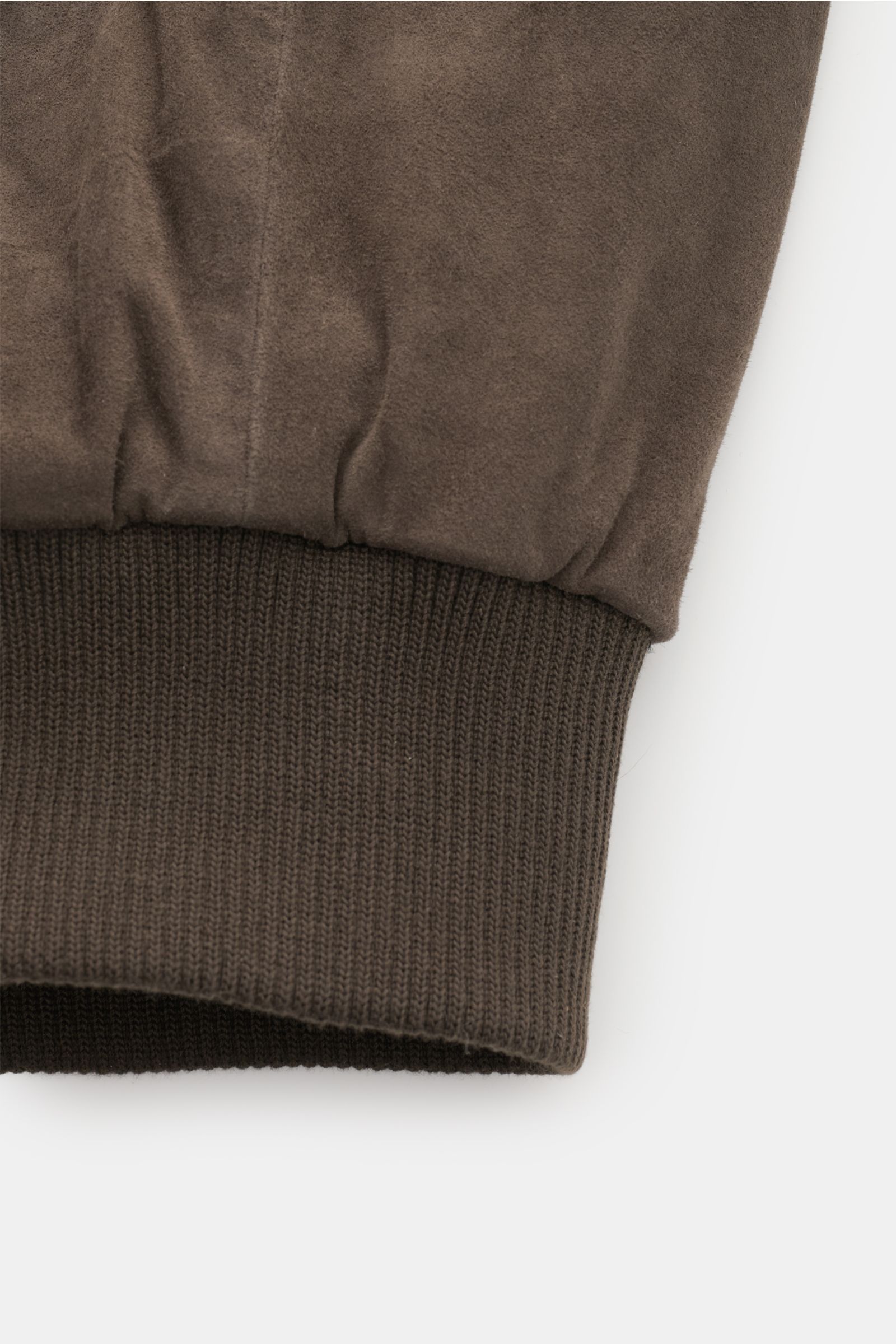 Nahaufnahme des elastischen Rippbündchens am Ärmel des Arma Veloursleder-Blouson 'Didier' dunkelbraun aus feinem Ziegenvelours.