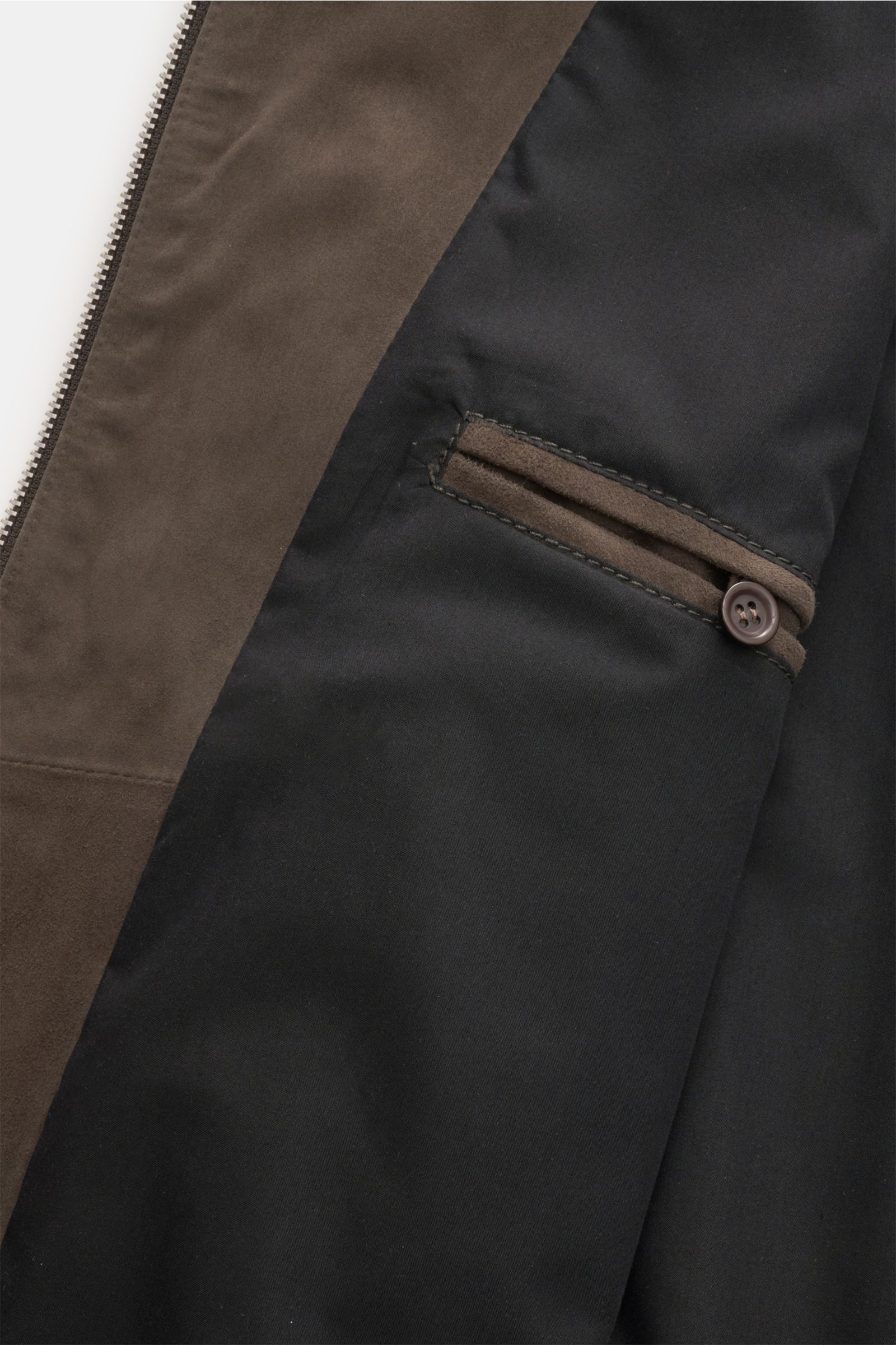 Innenansicht des Arma Veloursleder-Blouson 'Didier' dunkelbraun mit tonalem Innenfutter, Innentasche mit Knopf, feinem Ziegenvelours und robustem Reißverschluss.
