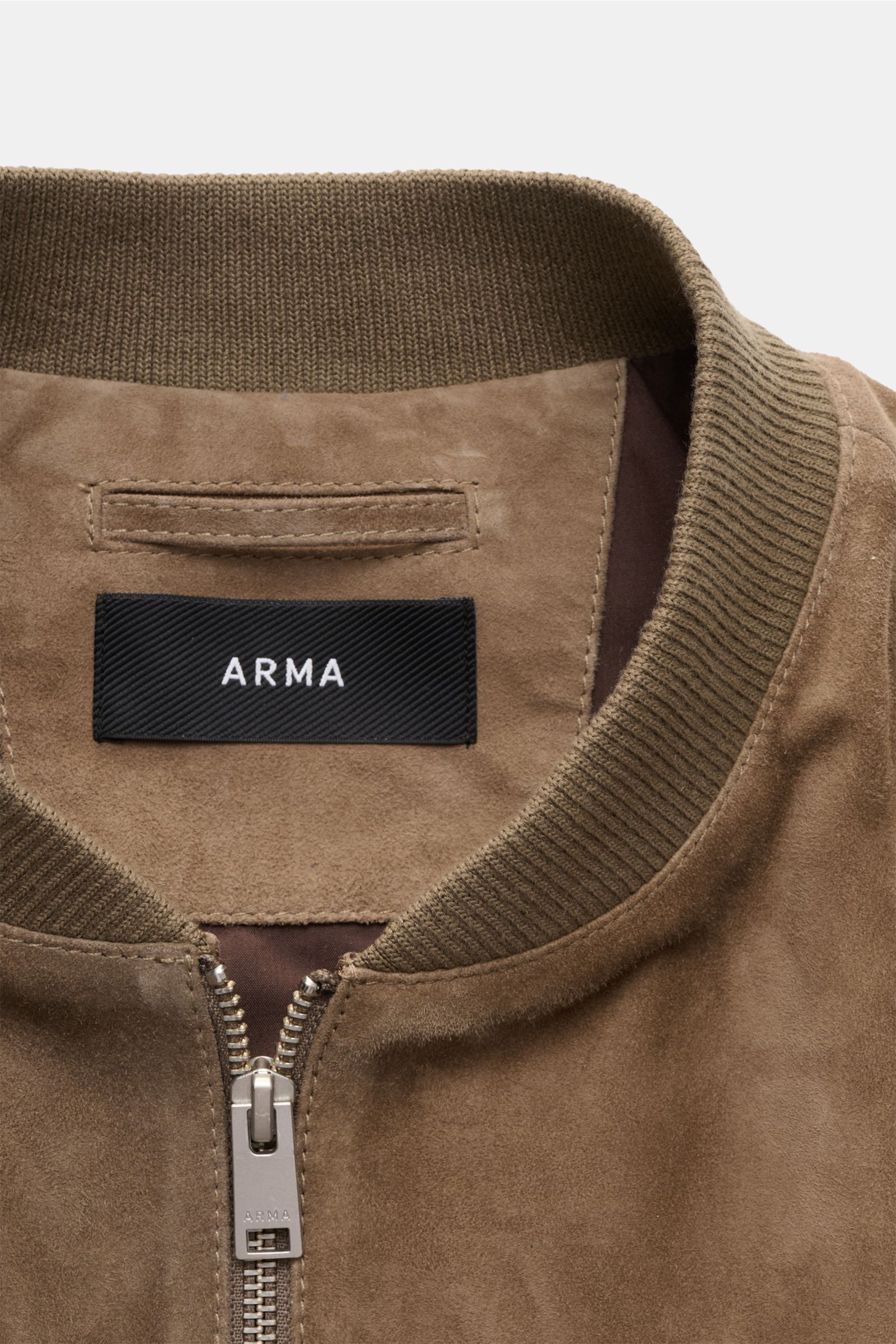 Nahaufnahme des Arma Veloursleder-Blouson 'Didier' taupe von vorne oben, zeigt feines Ziegenvelours, markanten Blousonkragen, robusten Zwei-Wege-Zipper und elastische Rippbündchen.