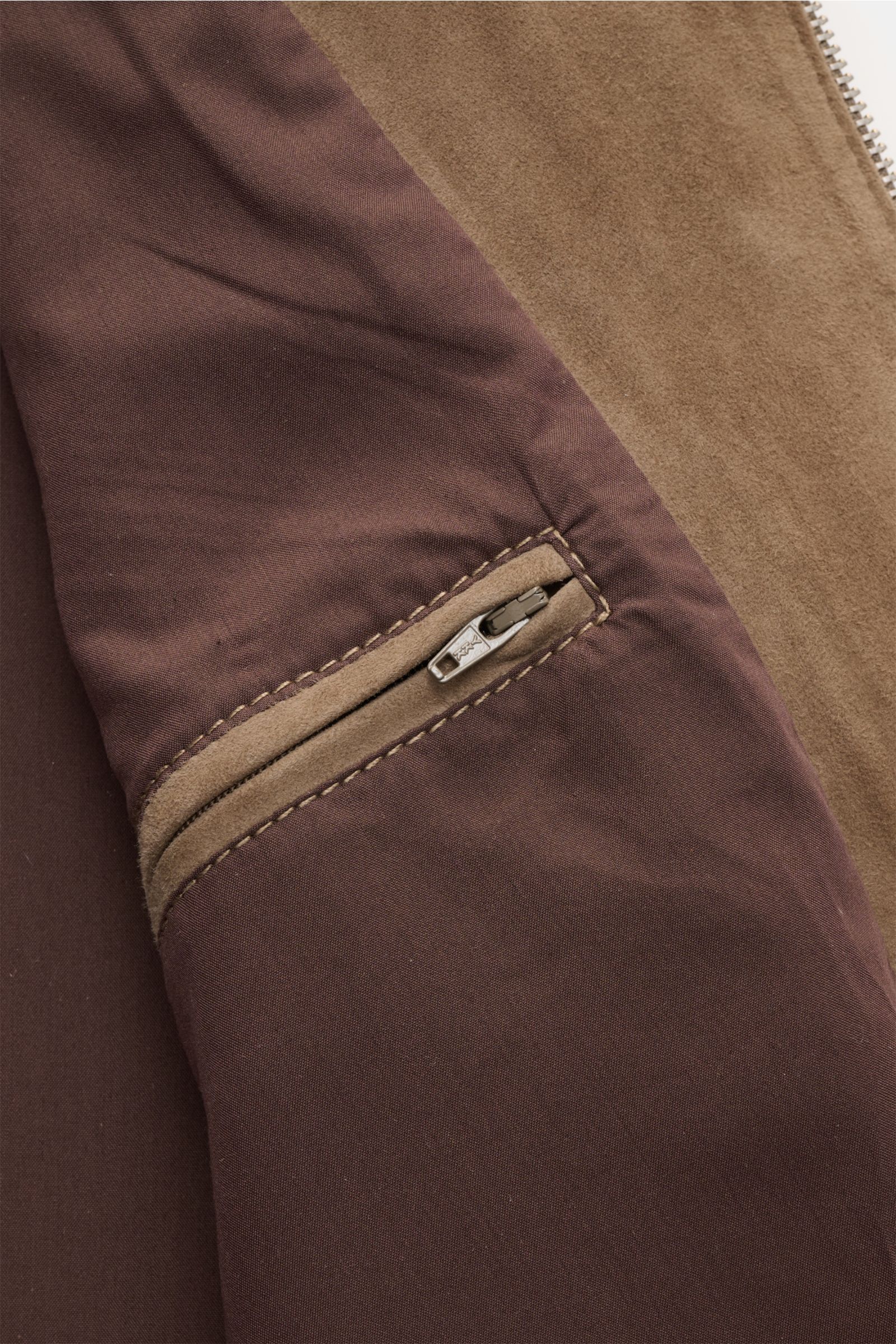 Arma Veloursleder-Blouson 'Didier' taupe, Detailansicht Innenfutter mit Innentasche und Reißverschluss, feines Veloursleder, Slim Fit, Rippbündchen.