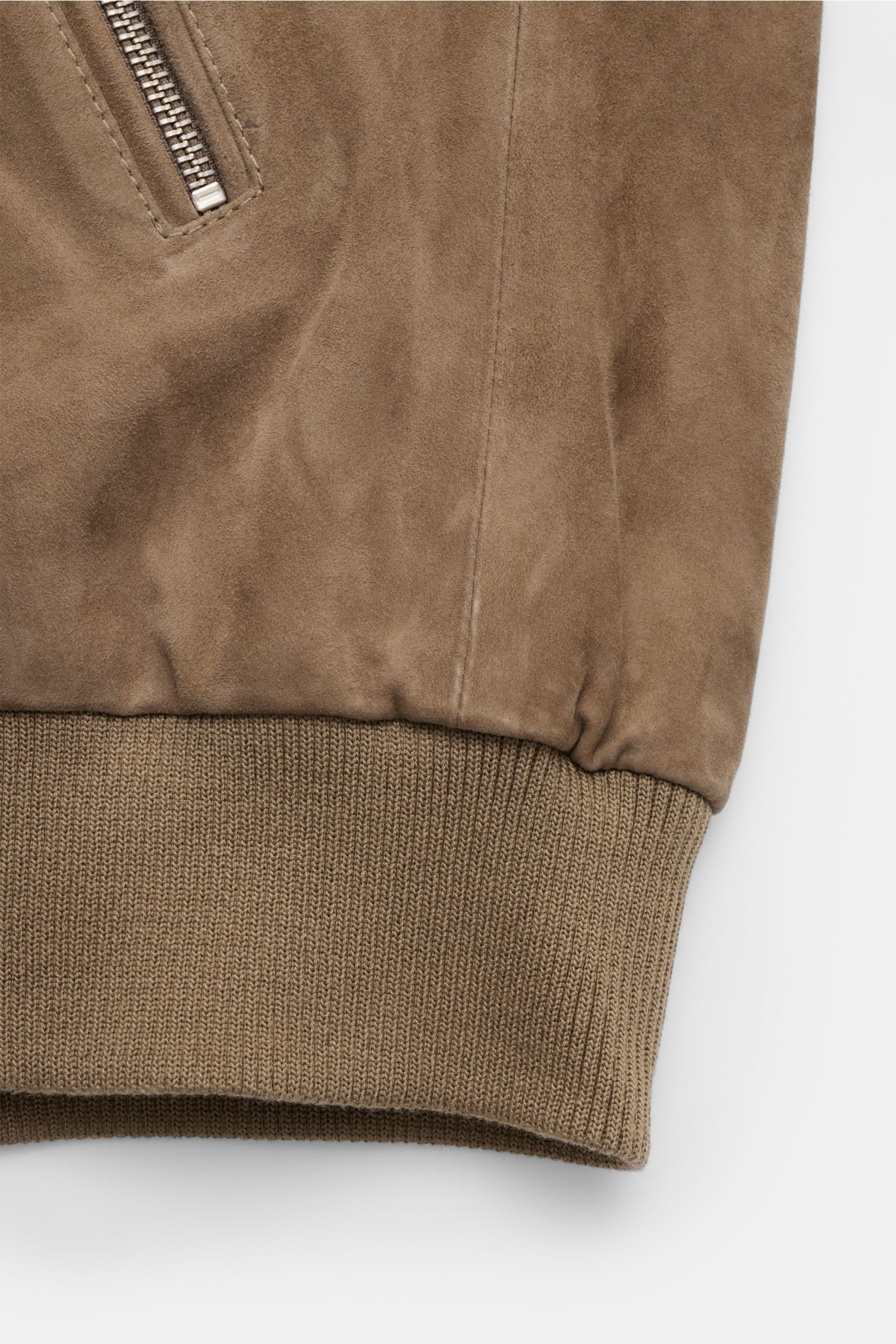 Nahaufnahme des Arma Veloursleder-Blouson 'Didier' taupe von unten mit feinem Ziegenvelours, elastischem Rippbund und Reißverschluss.