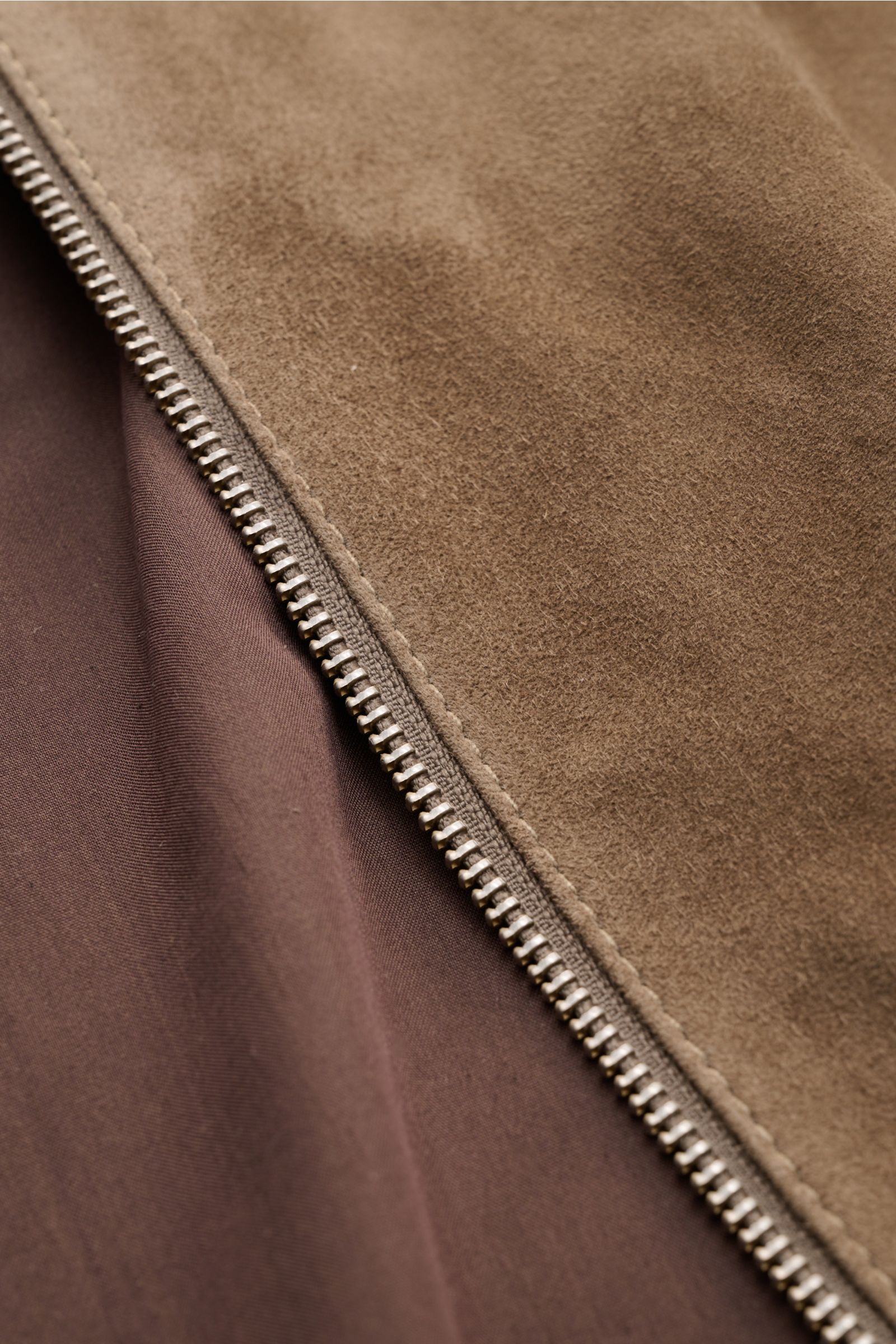 Nahaufnahme des Arma Veloursleder-Blouson 'Didier' taupe mit feinem Ziegenvelours, robustem Zwei-Wege-Zipper und tonalem Innenfutter.