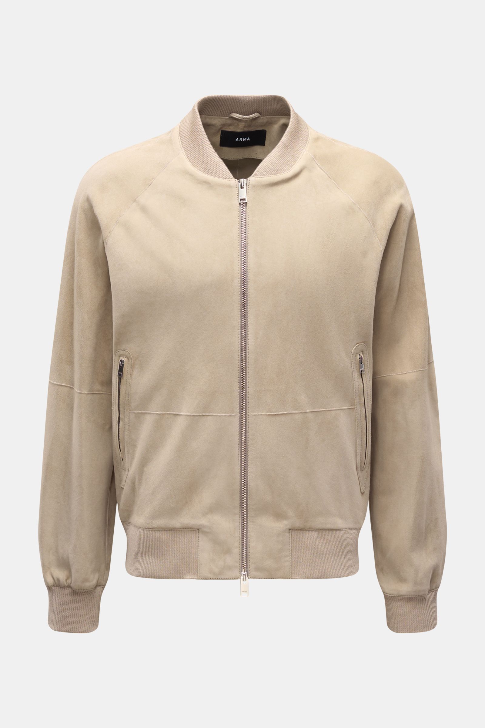 Arma Veloursleder-Blouson 'Dion' beige, Slim Fit, ungefüttert, mit markantem Blousonkragen, elastischen Rippbündchen, zwei Innentaschen, Hüfttaschen mit Zipper, robuster Zwei-Wege-Reißverschluss, frontal fotografiert.