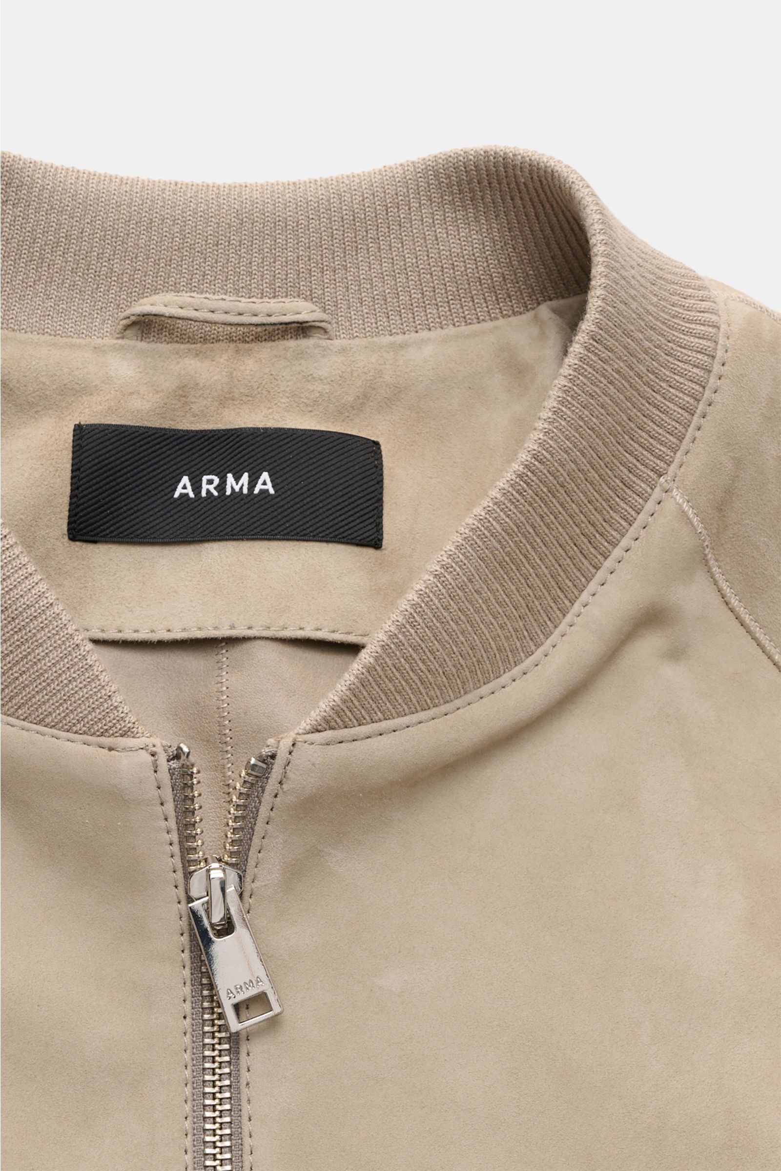 Arma Veloursleder-Blouson 'Dion' beige in Nahaufnahme von oben, feines Ziegenvelours, Slim Fit, Blousonkragen, Zwei-Wege-Zipper, elastische Rippbündchen.