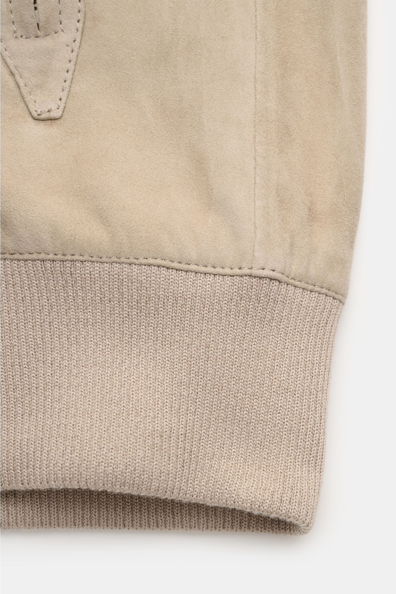 Arma Veloursleder-Blouson 'Dion' beige Detailaufnahme des ungefütterten Slim Fit Blousons mit Rippbündchen aus feinem Ziegenvelours, seitliche Naht sichtbar.