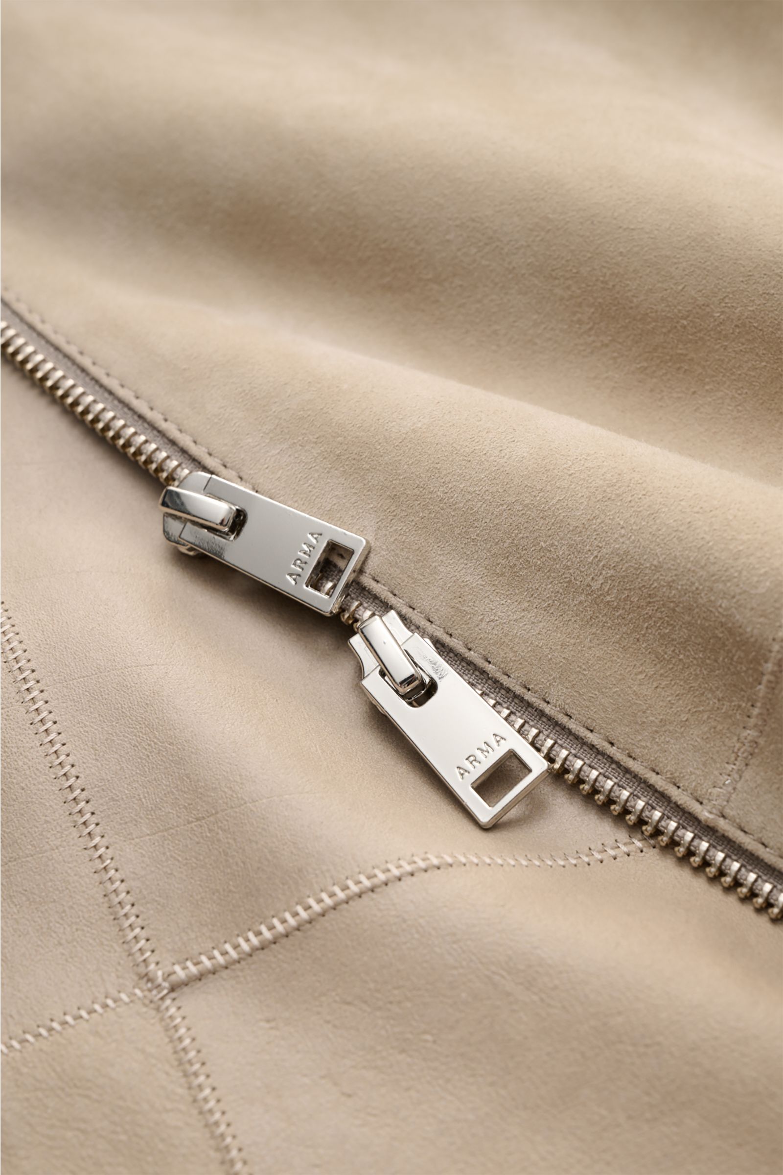Arma Veloursleder-Blouson 'Dion' beige in Nahaufnahme, ungefüttert, mit robustem Zwei-Wege-Reißverschluss und feinem Ziegenvelours.