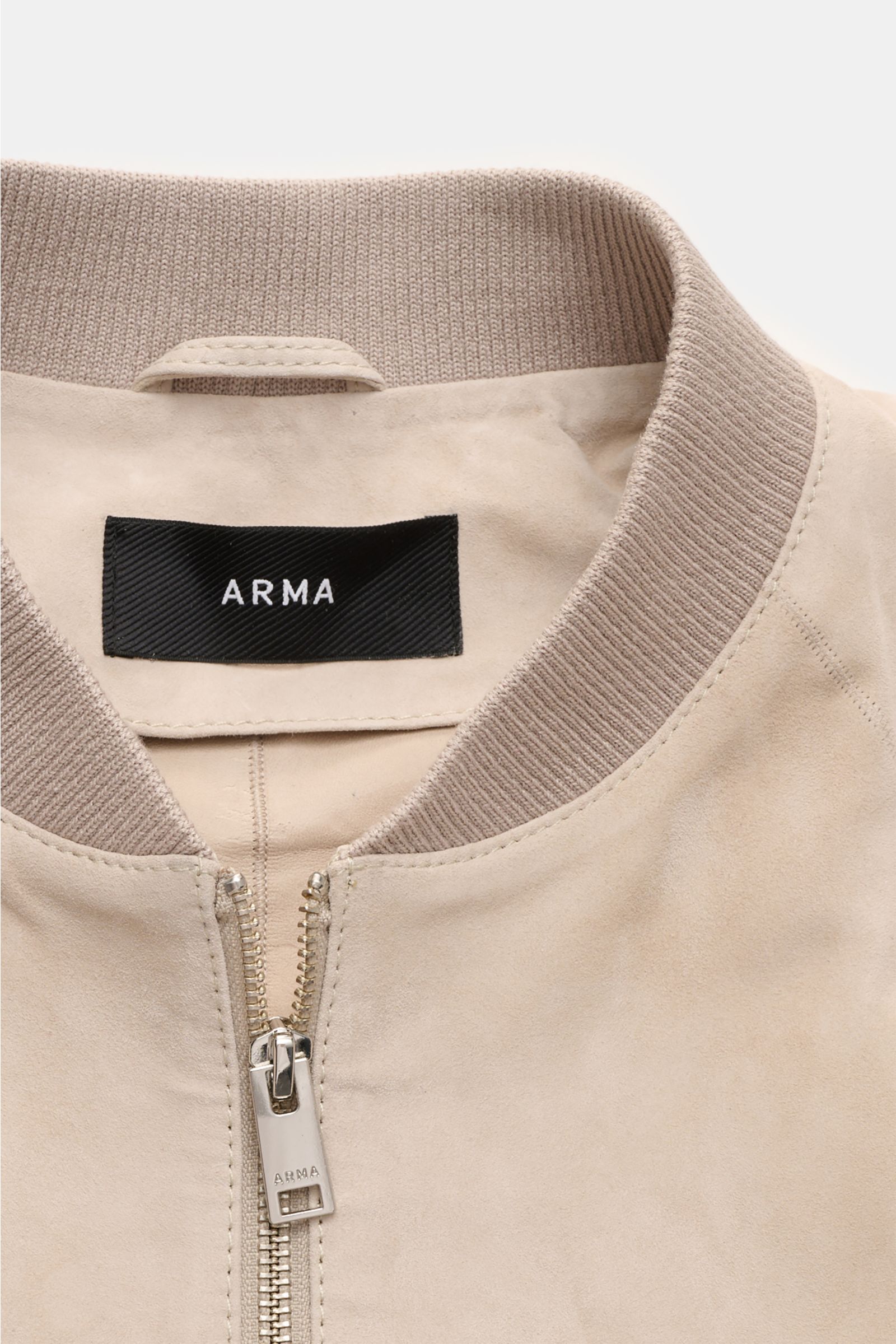 Arma Veloursleder-Blouson 'Dion' sand, Detailansicht von oben, feines Ziegenvelours, elastischer Rippkragen, robuster Zwei-Wege-Zipper