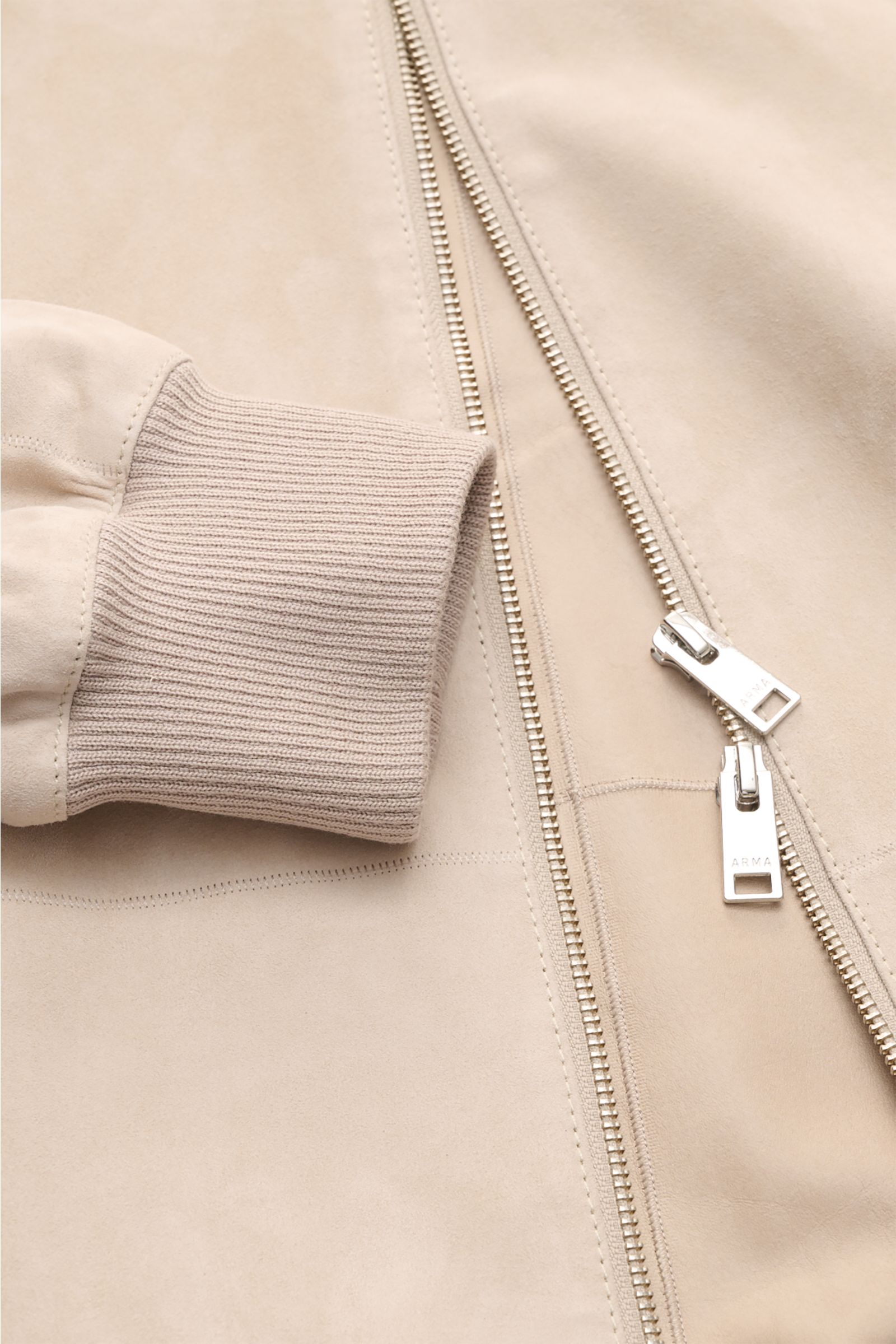 Arma Veloursleder-Blouson 'Dion' sand in Nahaufnahme von oben, zeigt feines Veloursleder, elastische Rippbündchen und robusten Zwei-Wege-Zipper.