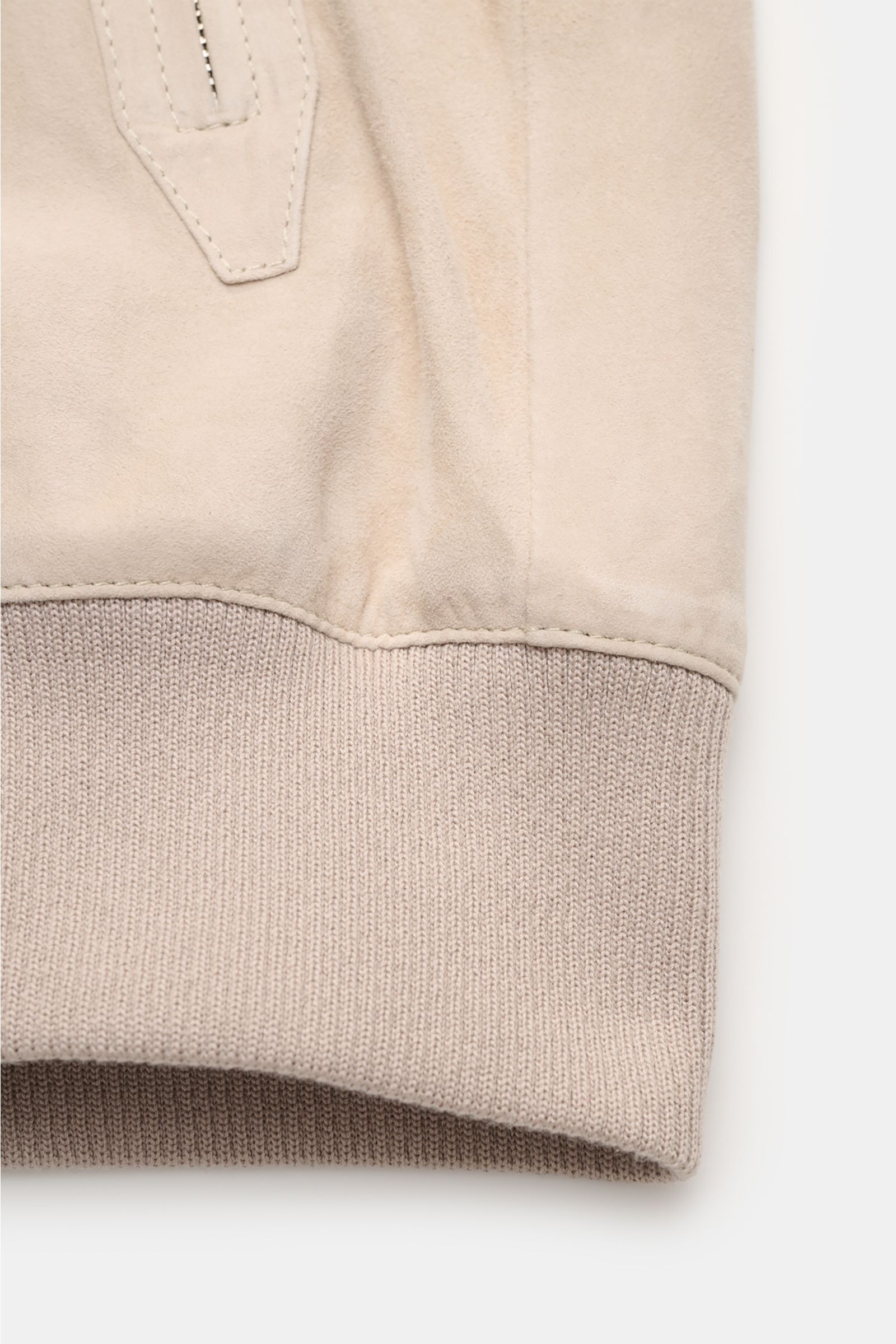 Nahaufnahme des elastischen Rippstrickbündchens am Ärmel des Arma Veloursleder-Blouson 'Dion' sand, ungefüttert aus feinem Ziegenvelours.