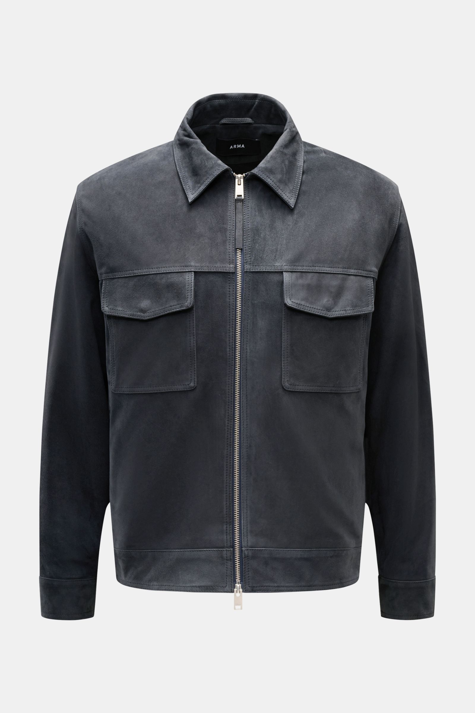Frontale Nahaufnahme der Arma Velourslederjacke 'Kale' anthrazit aus softem Veloursleder mit Umlegekragen, Slim Fit, Zwei-Wege-Reißverschluss und Brusttaschen.